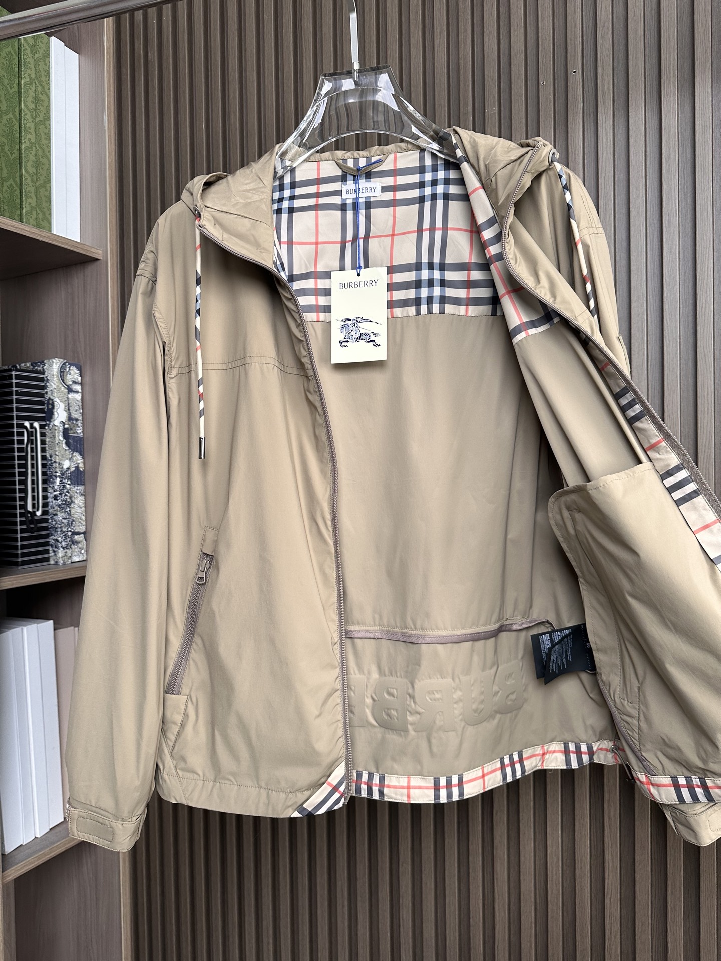 BURBERRY巴宝莉 26春夏新品 轻盈外套，呈现休闲版型。其上点缀字母印花贴花，双向拉链开合，抽绳式