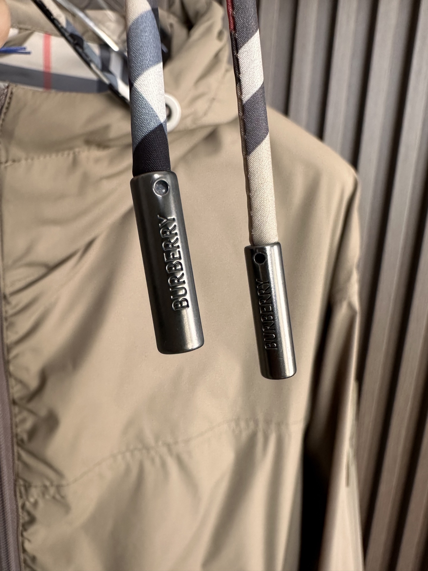 BURBERRY巴宝莉 26春夏新品 轻盈外套，呈现休闲版型。其上点缀字母印花贴花，双向拉链开合，抽绳式