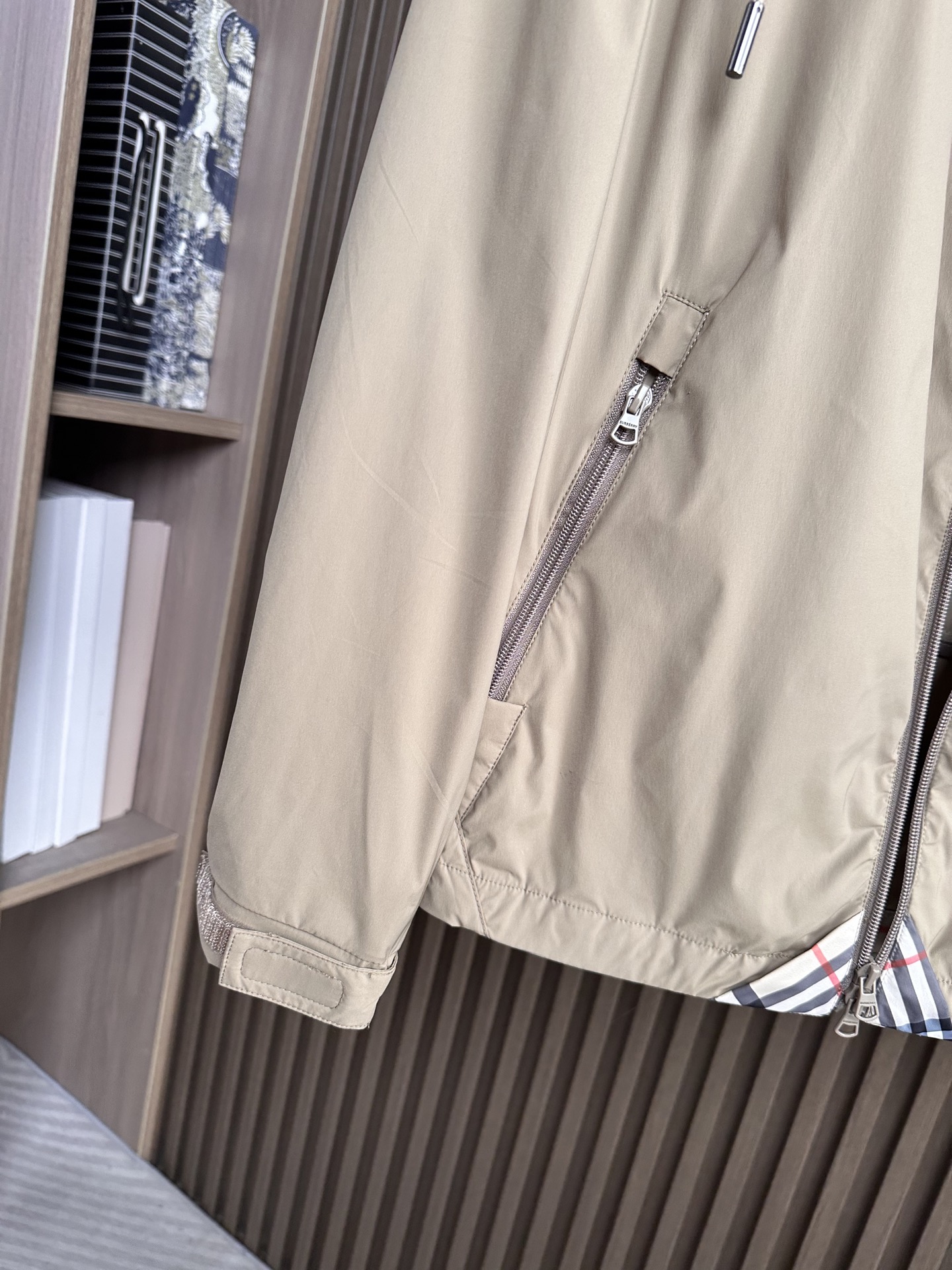 BURBERRY巴宝莉 26春夏新品 轻盈外套，呈现休闲版型。其上点缀字母印花贴花，双向拉链开合，抽绳式