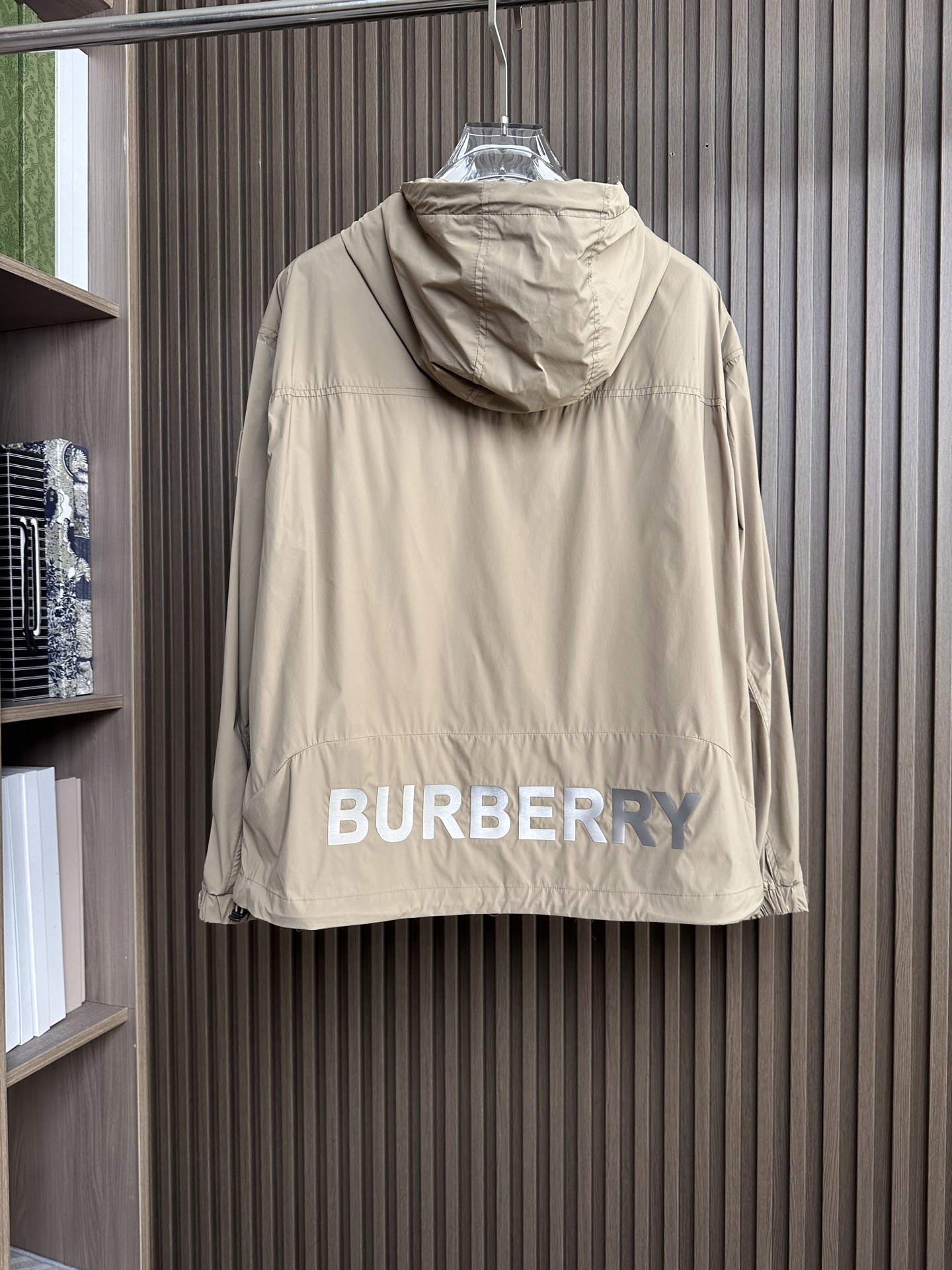 BURBERRY巴宝莉 26春夏新品 轻盈外套，呈现休闲版型。其上点缀字母印花贴花，双向拉链开合，抽绳式
