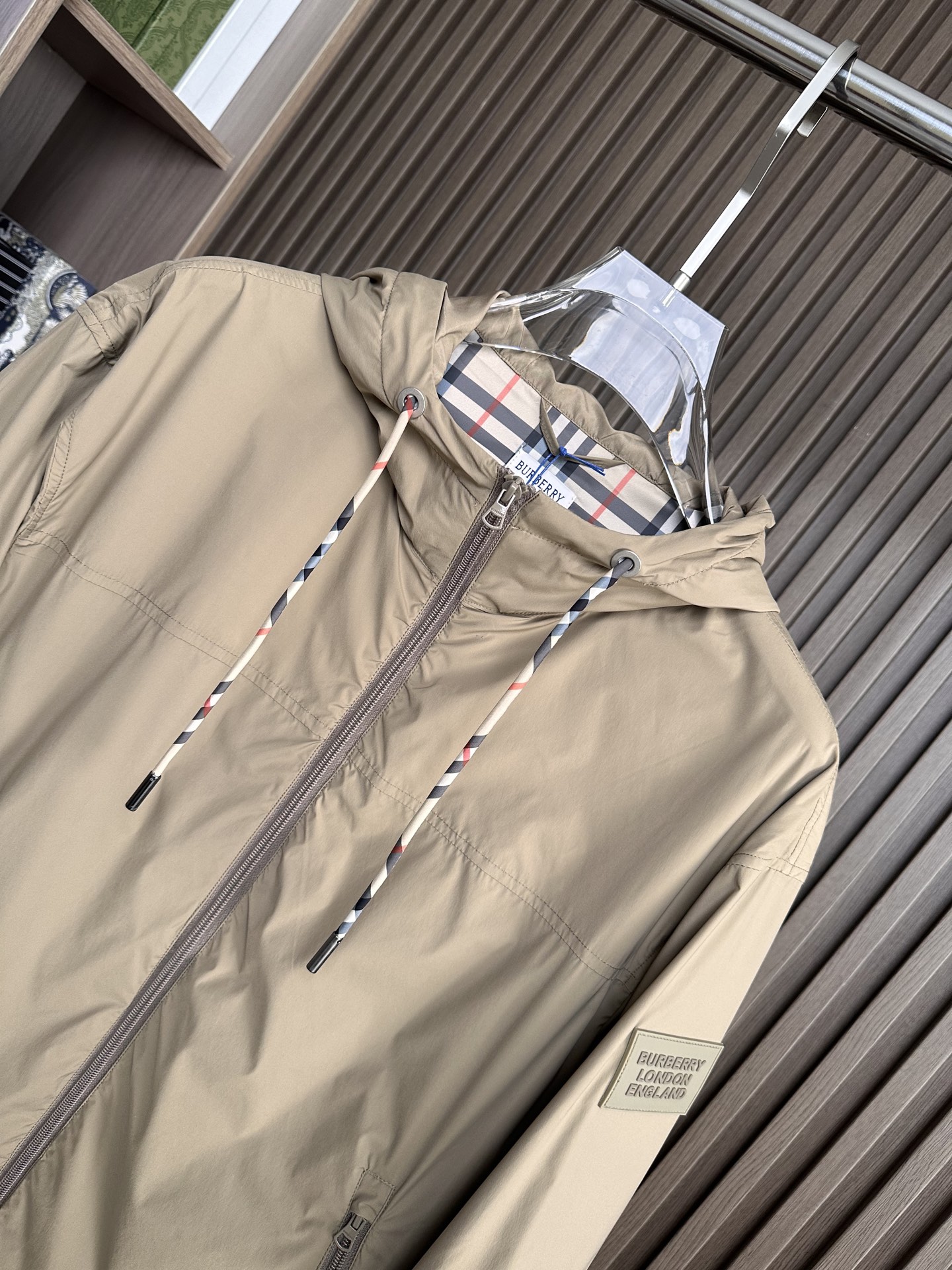 BURBERRY巴宝莉 26春夏新品 轻盈外套，呈现休闲版型。其上点缀字母印花贴花，双向拉链开合，抽绳式