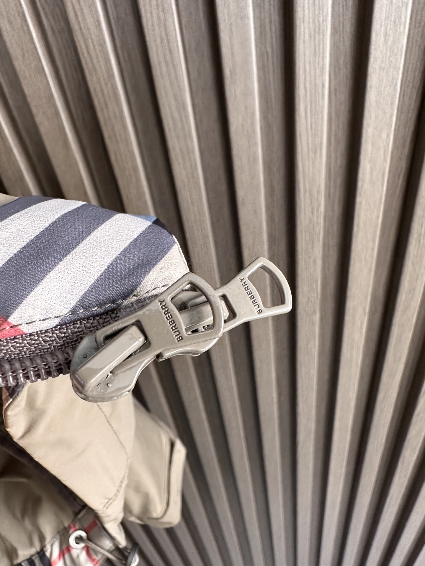 BURBERRY巴宝莉 26春夏新品 轻盈外套，呈现休闲版型。其上点缀字母印花贴花，双向拉链开合，抽绳式