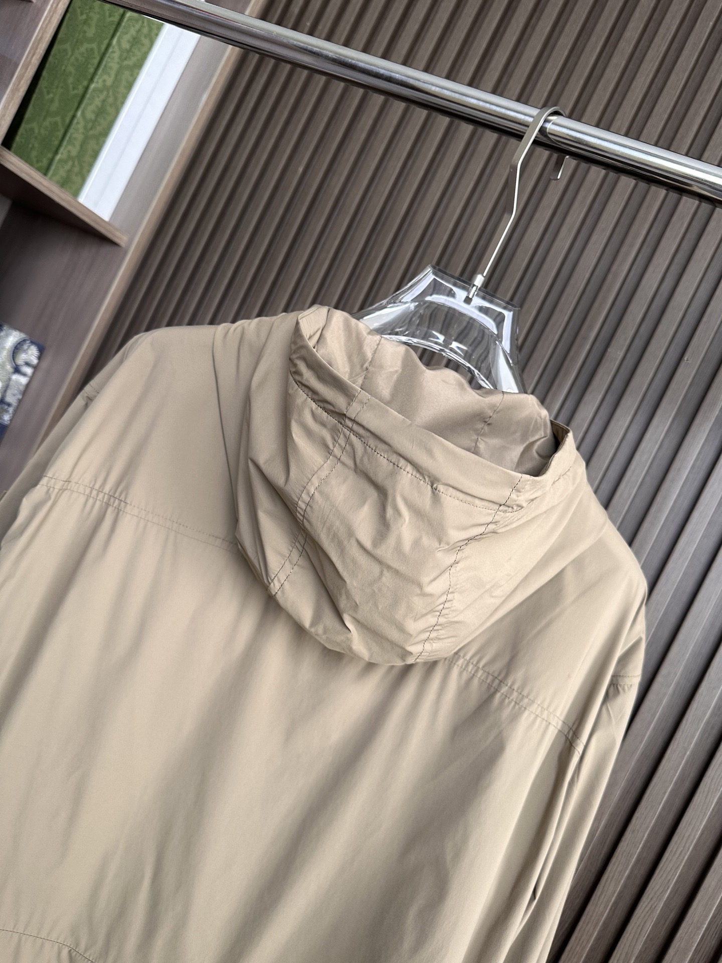 BURBERRY巴宝莉 26春夏新品 轻盈外套，呈现休闲版型。其上点缀字母印花贴花，双向拉链开合，抽绳式