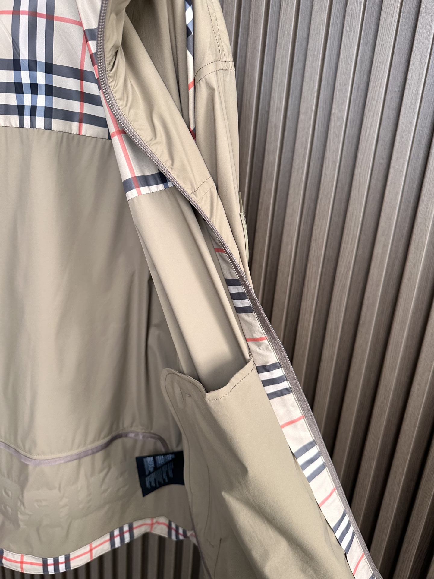 BURBERRY巴宝莉 26春夏新品 轻盈外套，呈现休闲版型。其上点缀字母印花贴花，双向拉链开合，抽绳式