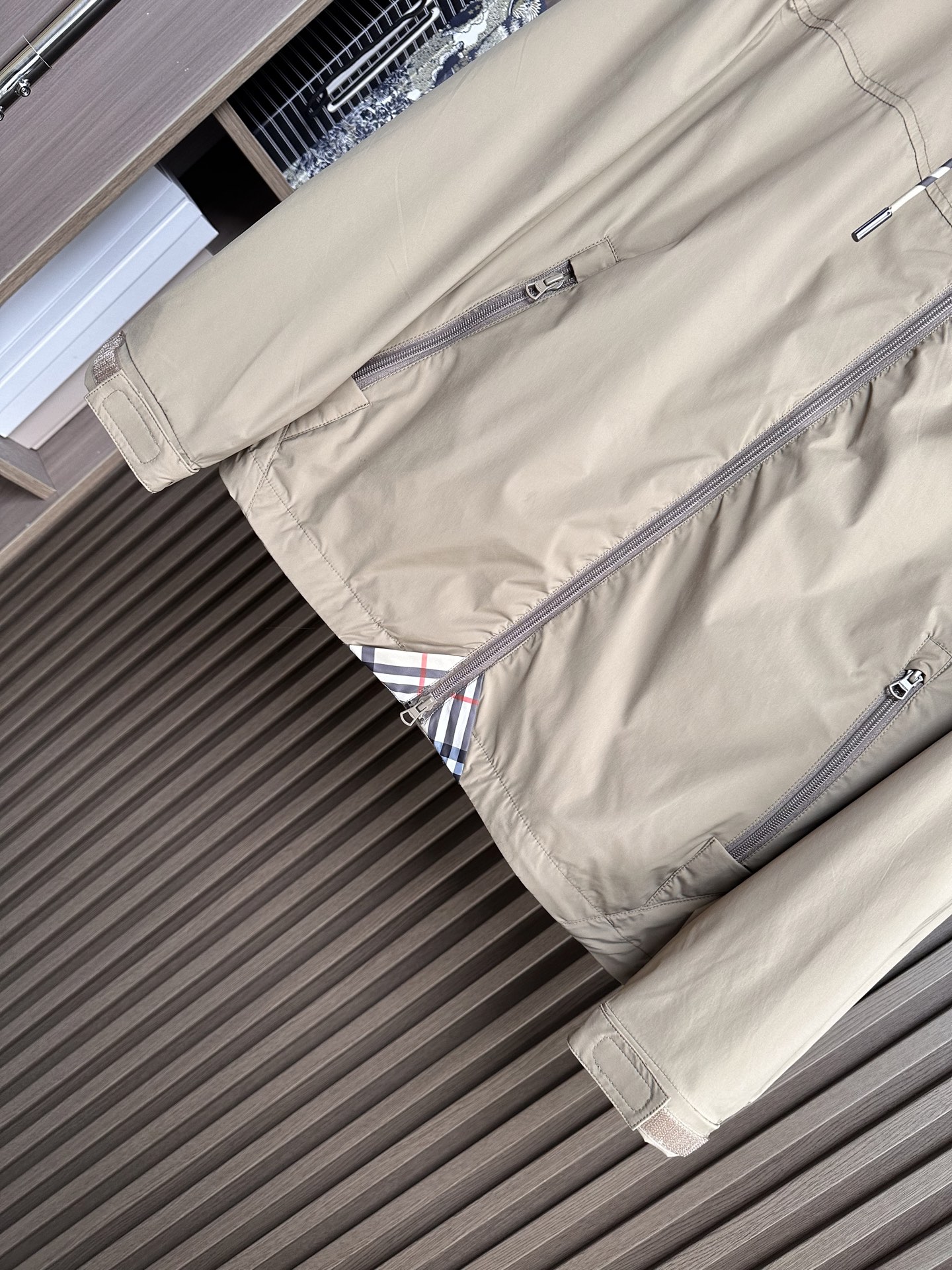 BURBERRY巴宝莉 26春夏新品 轻盈外套，呈现休闲版型。其上点缀字母印花贴花，双向拉链开合，抽绳式