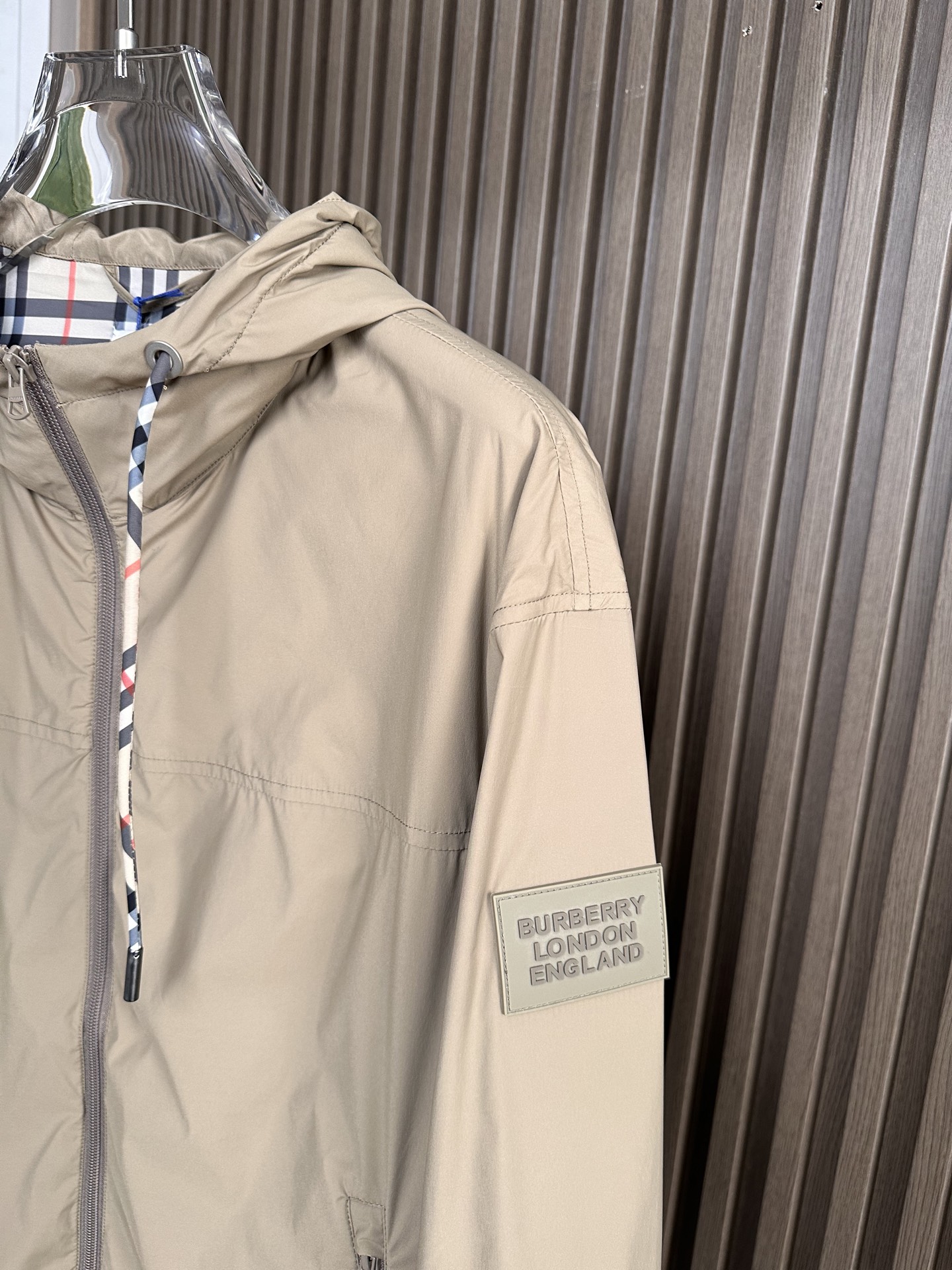 BURBERRY巴宝莉 26春夏新品 轻盈外套，呈现休闲版型。其上点缀字母印花贴花，双向拉链开合，抽绳式