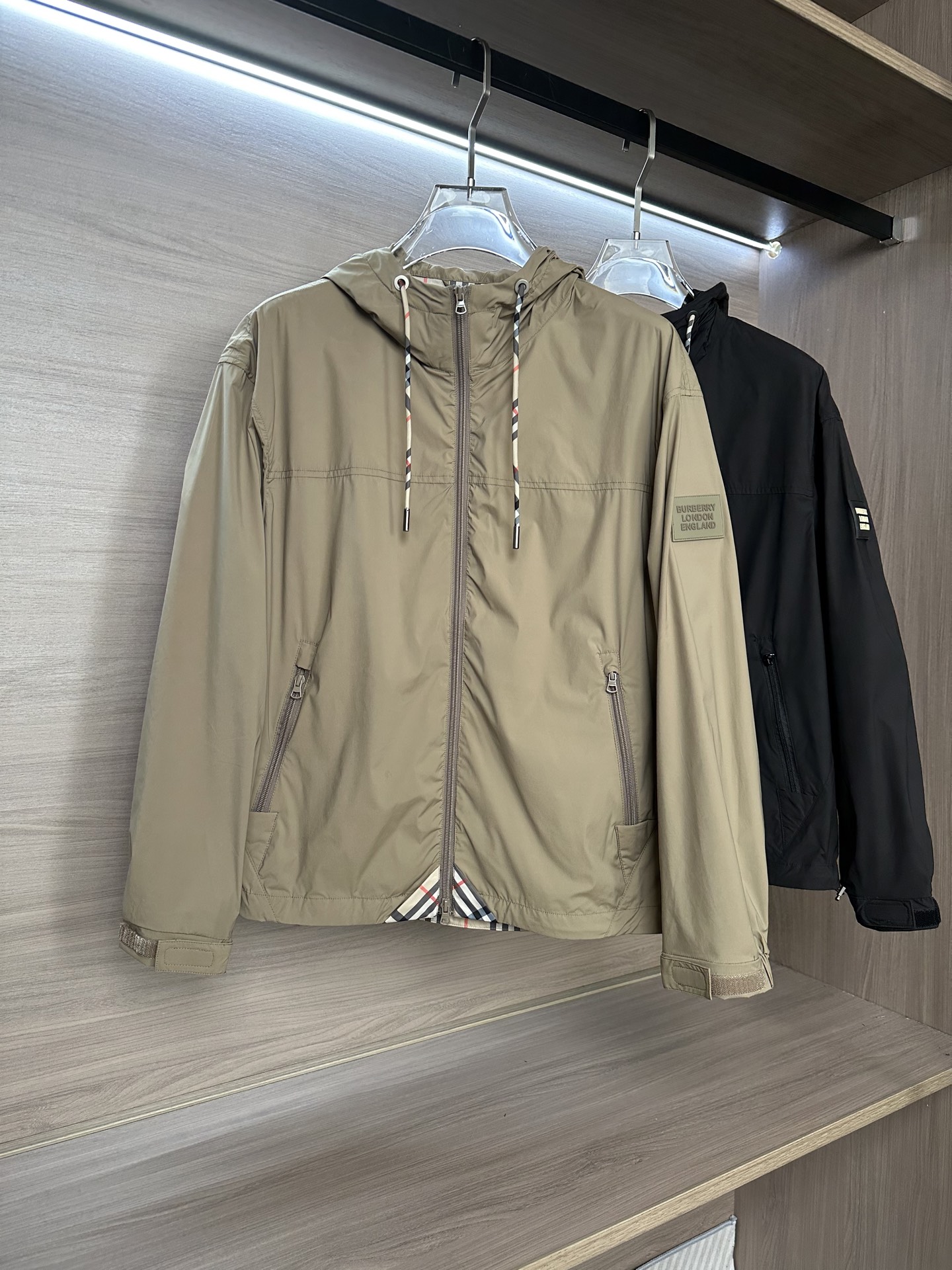 BURBERRY巴宝莉 26春夏新品 轻盈外套，呈现休闲版型。其上点缀字母印花贴花，双向拉链开合，抽绳式