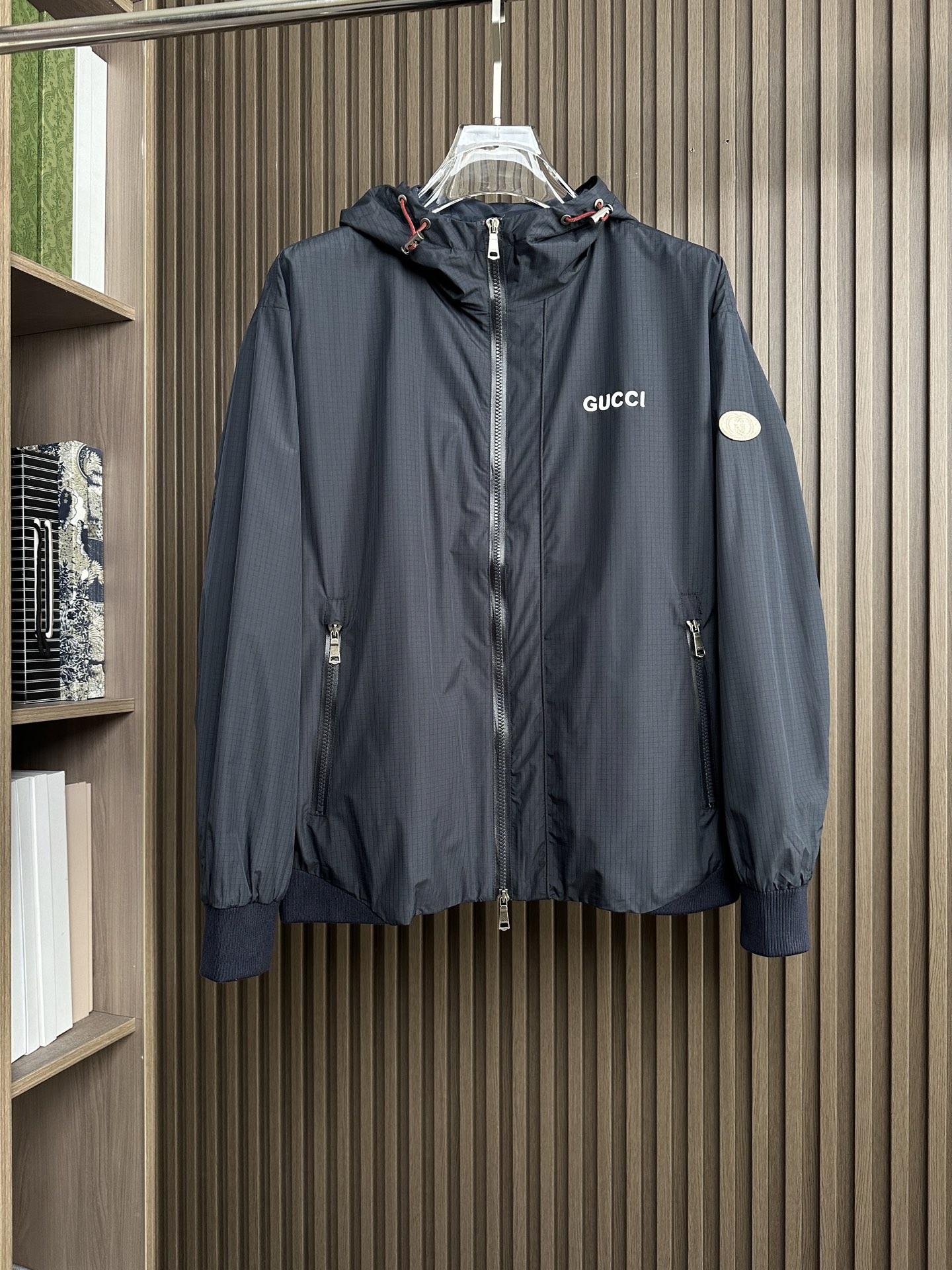 GUUCI顶奢新品！26 年春夏薄外套，连帽款，选用顶级原版材质，其质感让你爱不释手 ，超柔 超软 超细