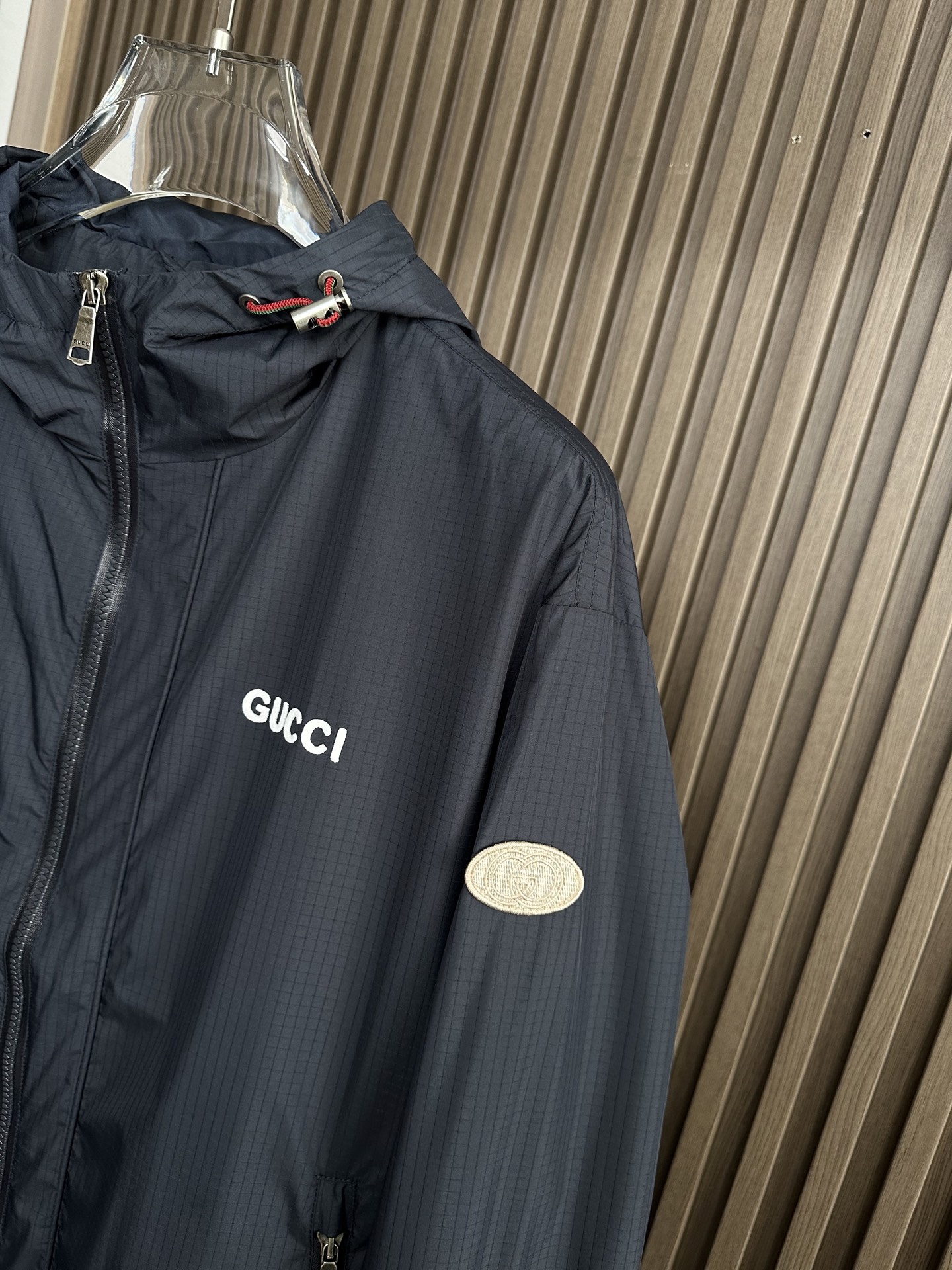 GUUCI顶奢新品！26 年春夏薄外套，连帽款，选用顶级原版材质，其质感让你爱不释手 ，超柔 超软 超细
