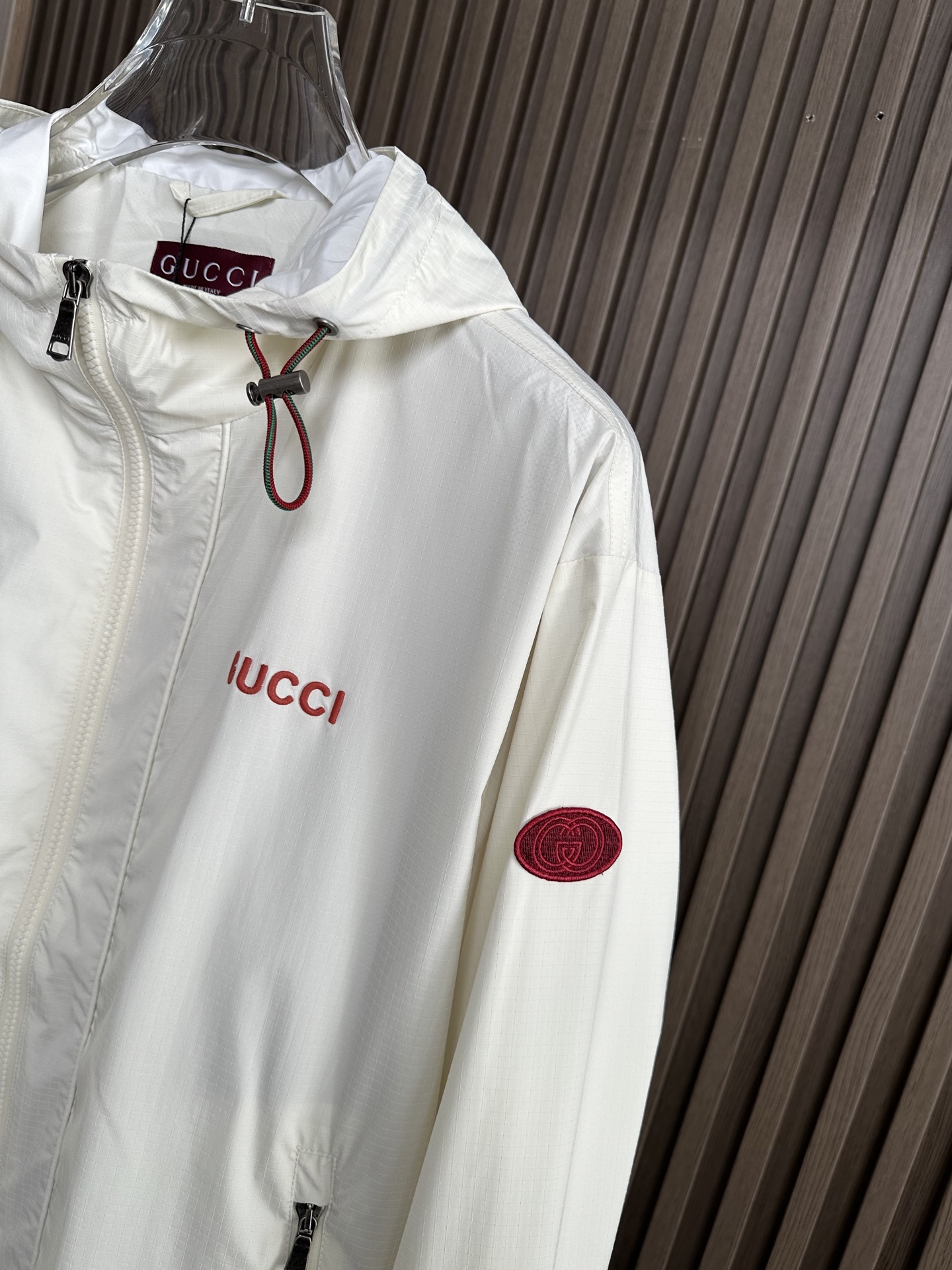 GUUCI顶奢新品！26 年春夏薄外套，连帽款，选用顶级原版材质，其质感让你爱不释手 ，超柔 超软 超细