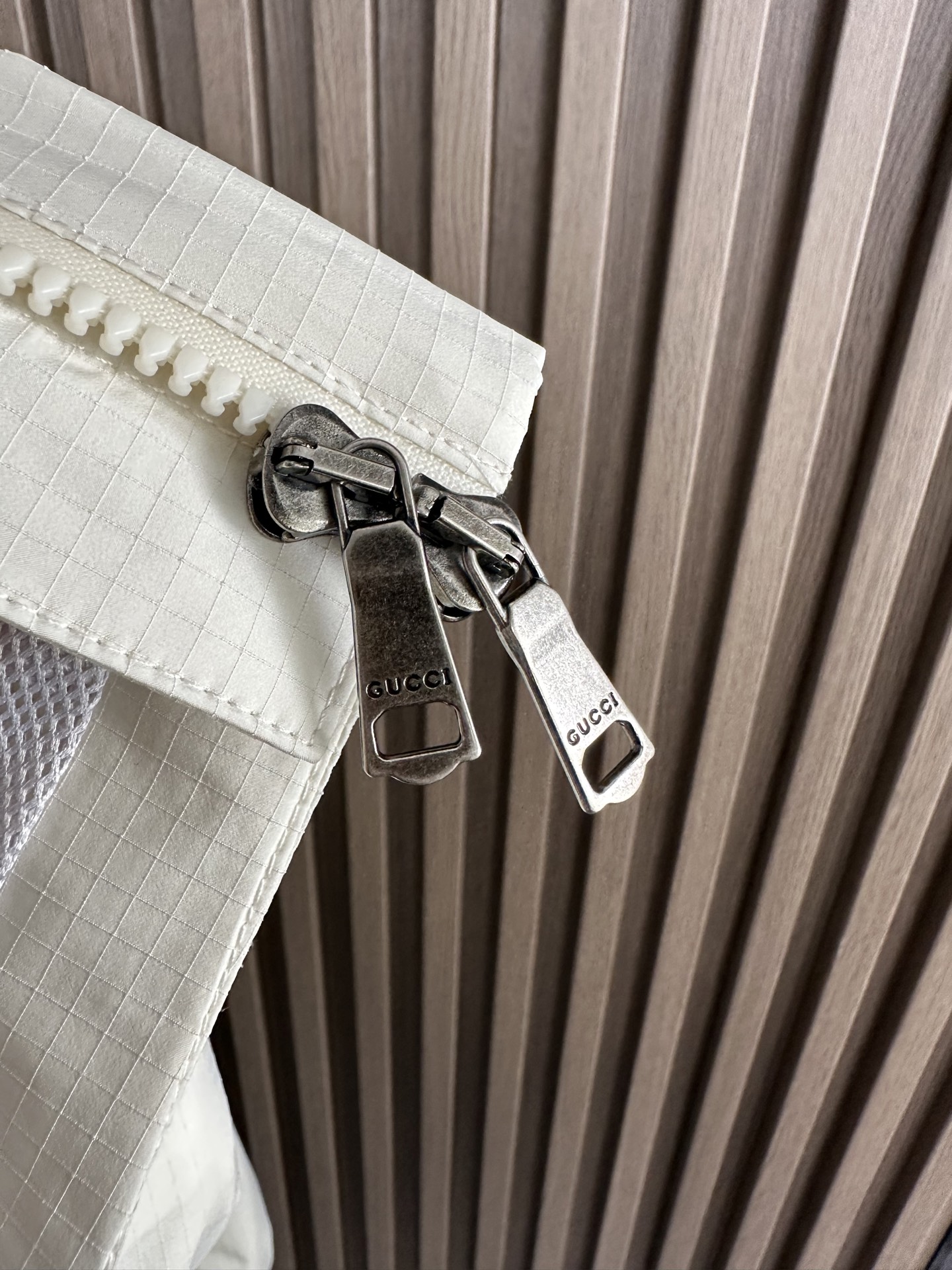 GUUCI顶奢新品！26 年春夏薄外套，连帽款，选用顶级原版材质，其质感让你爱不释手 ，超柔 超软 超细