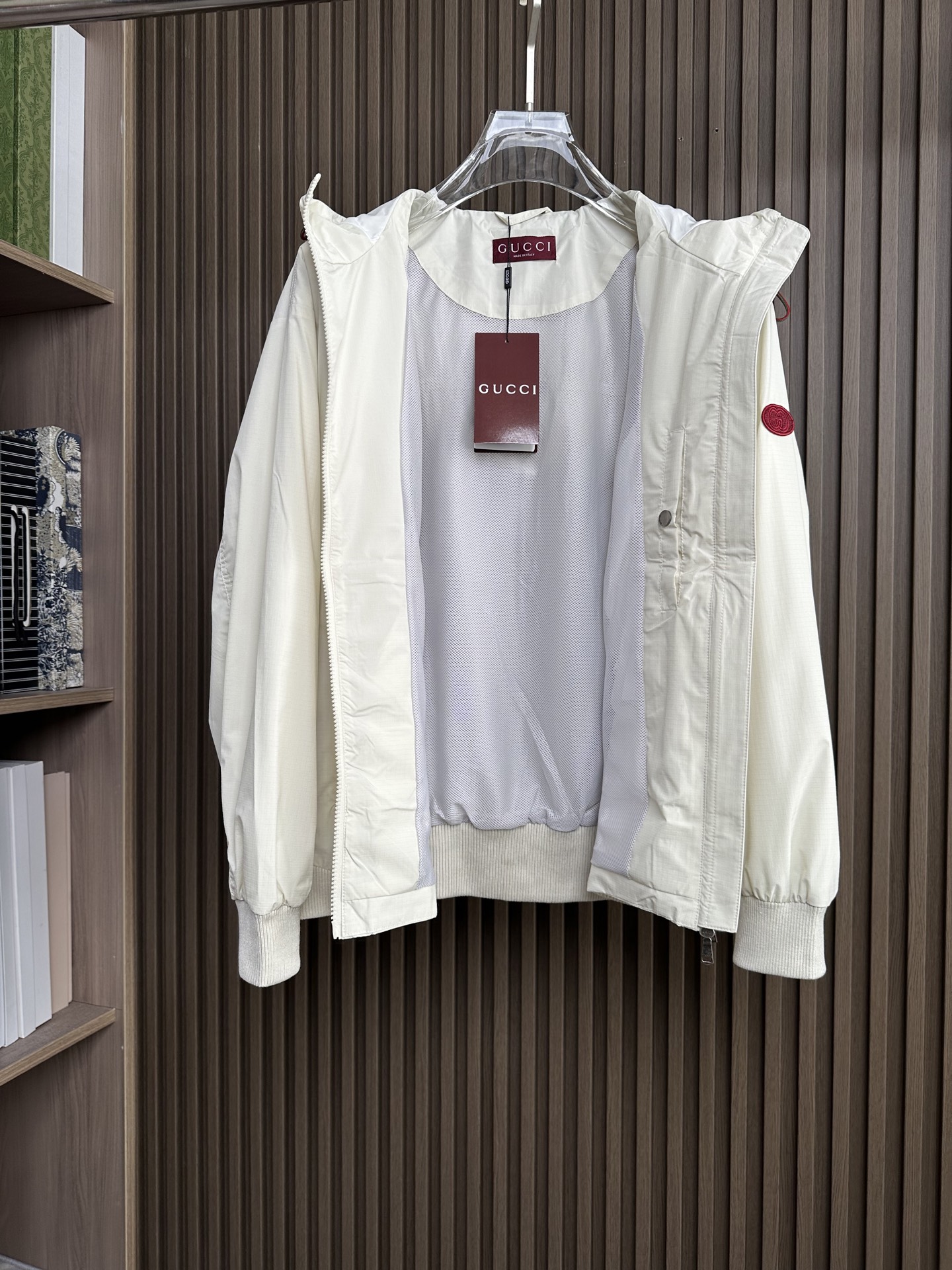 GUUCI顶奢新品！26 年春夏薄外套，连帽款，选用顶级原版材质，其质感让你爱不释手 ，超柔 超软 超细