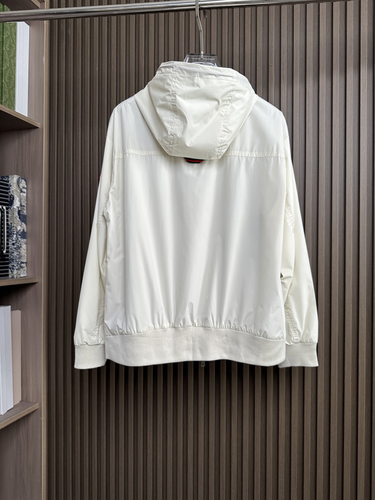 GUUCI顶奢新品！26 年春夏薄外套，连帽款，选用顶级原版材质，其质感让你爱不释手 ，超柔 超软 超细