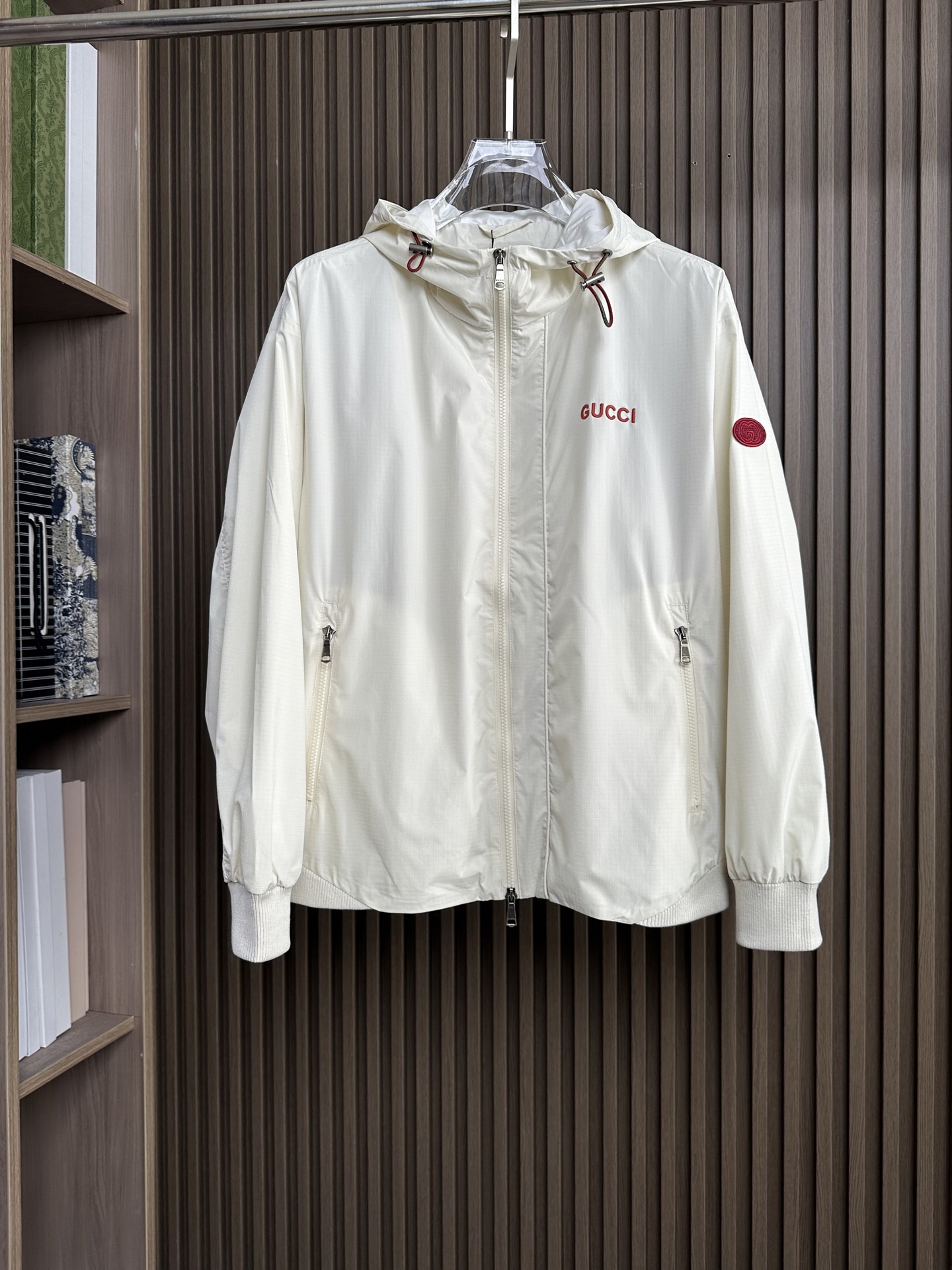 GUUCI顶奢新品！26 年春夏薄外套，连帽款，选用顶级原版材质，其质感让你爱不释手 ，超柔 超软 超细