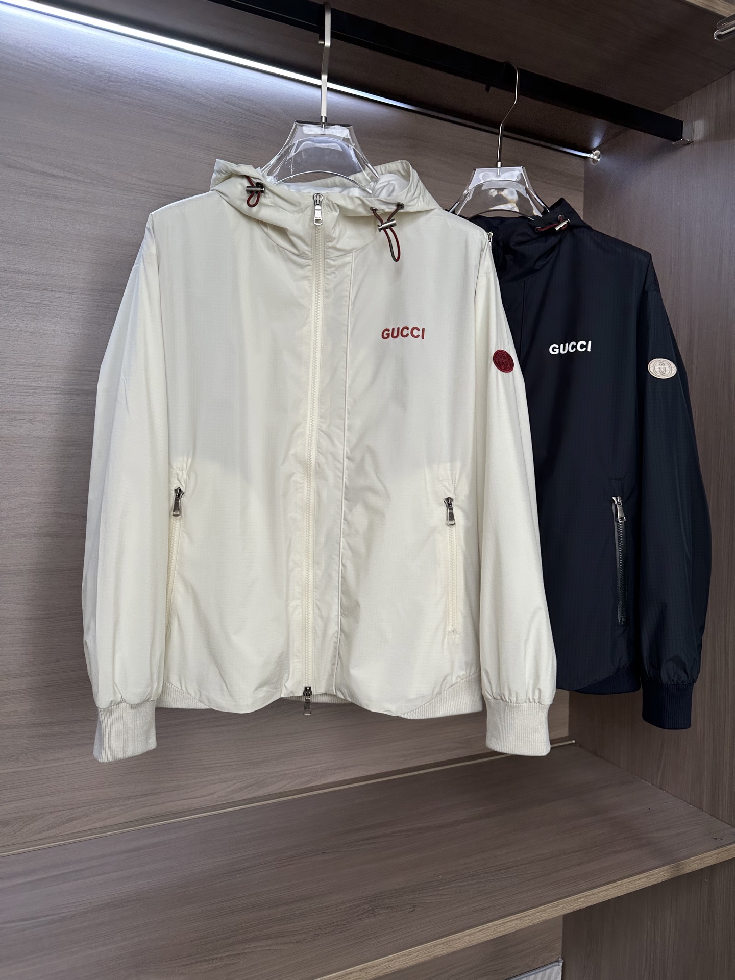 GUUCI顶奢新品！26 年春夏薄外套，连帽款，选用顶级原版材质，其质感让你爱不释手 ，超柔 超软 超细