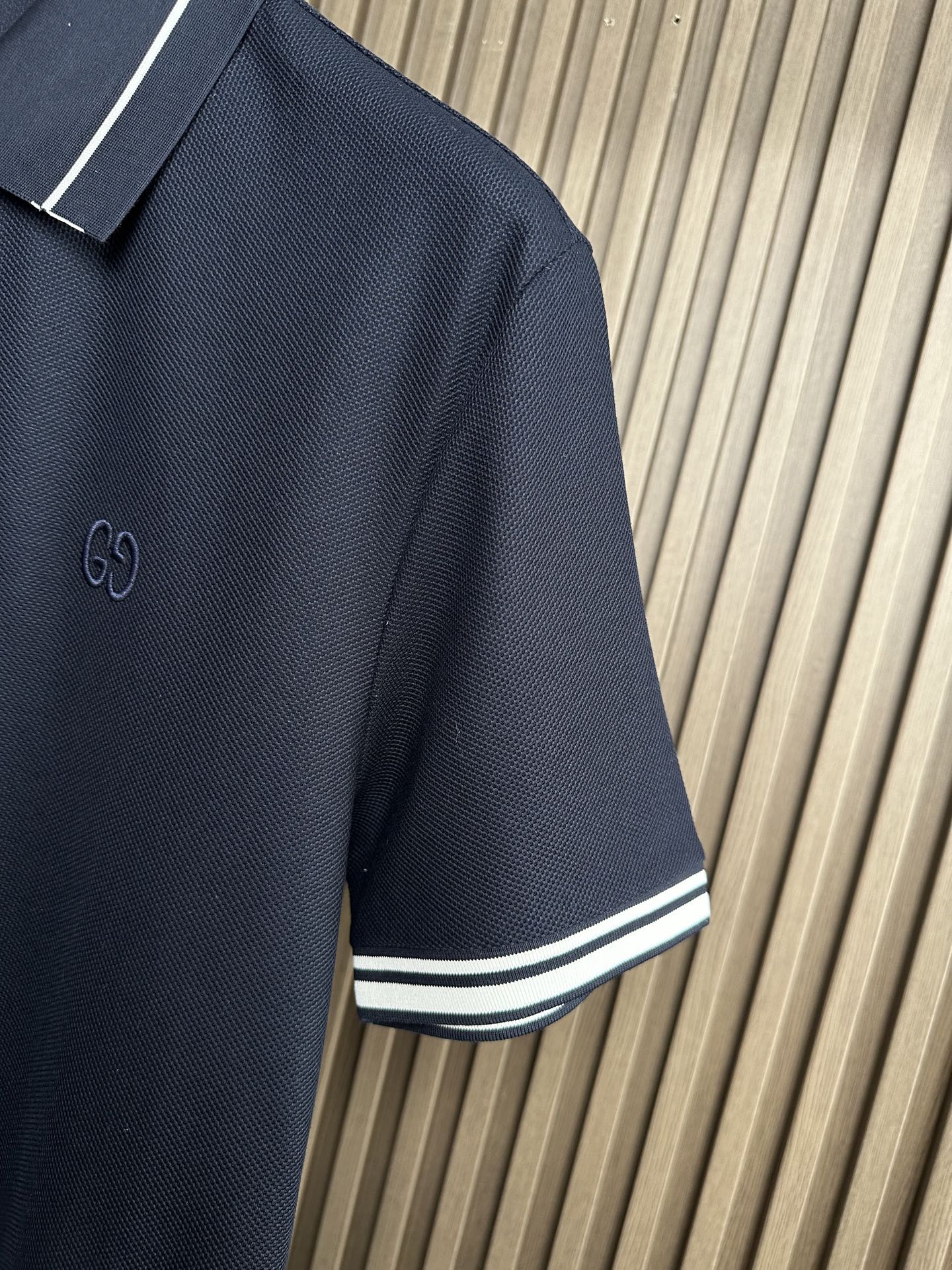 GUCCI古奇26SS春夏新款翻领短袖 原版定制 轻薄透气 上身丝滑舒适 领口，袖口条纹设计，高端大气经