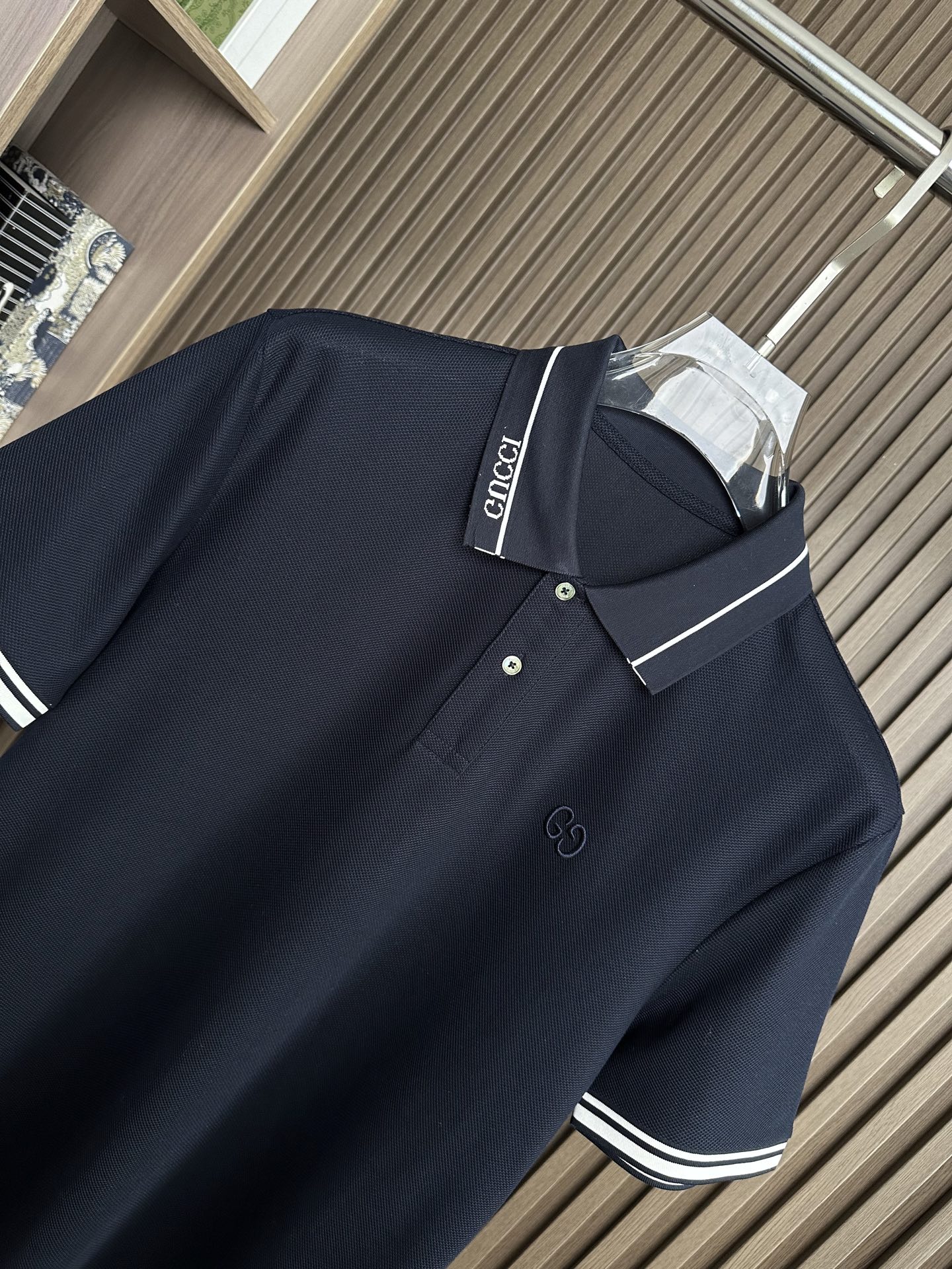 GUCCI古奇26SS春夏新款翻领短袖 原版定制 轻薄透气 上身丝滑舒适 领口，袖口条纹设计，高端大气经