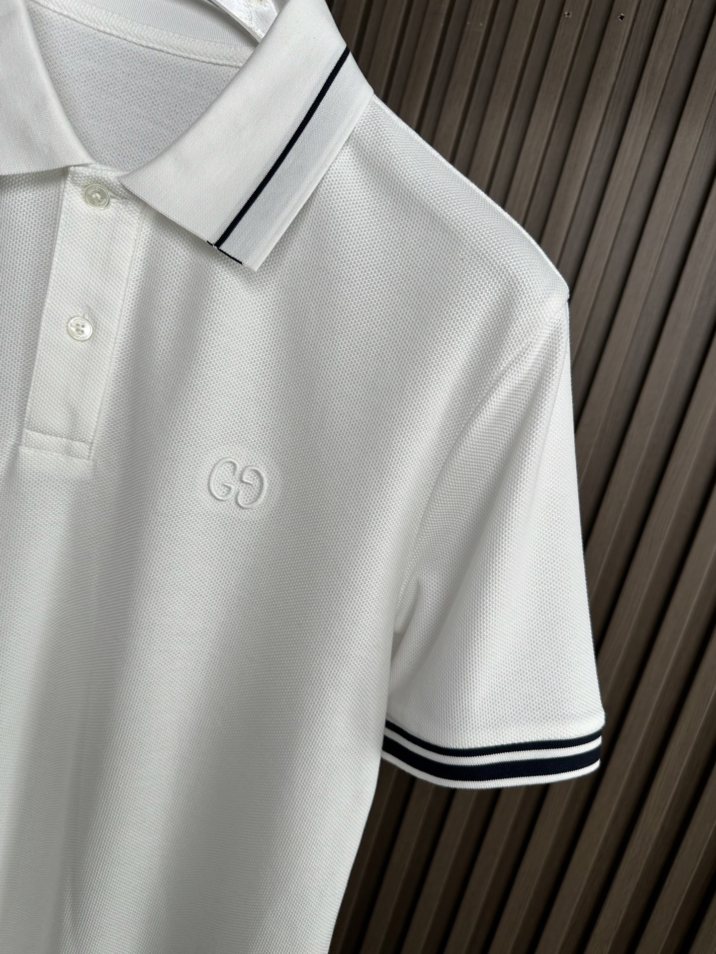 GUCCI古奇26SS春夏新款翻领短袖 原版定制 轻薄透气 上身丝滑舒适 领口，袖口条纹设计，高端大气经