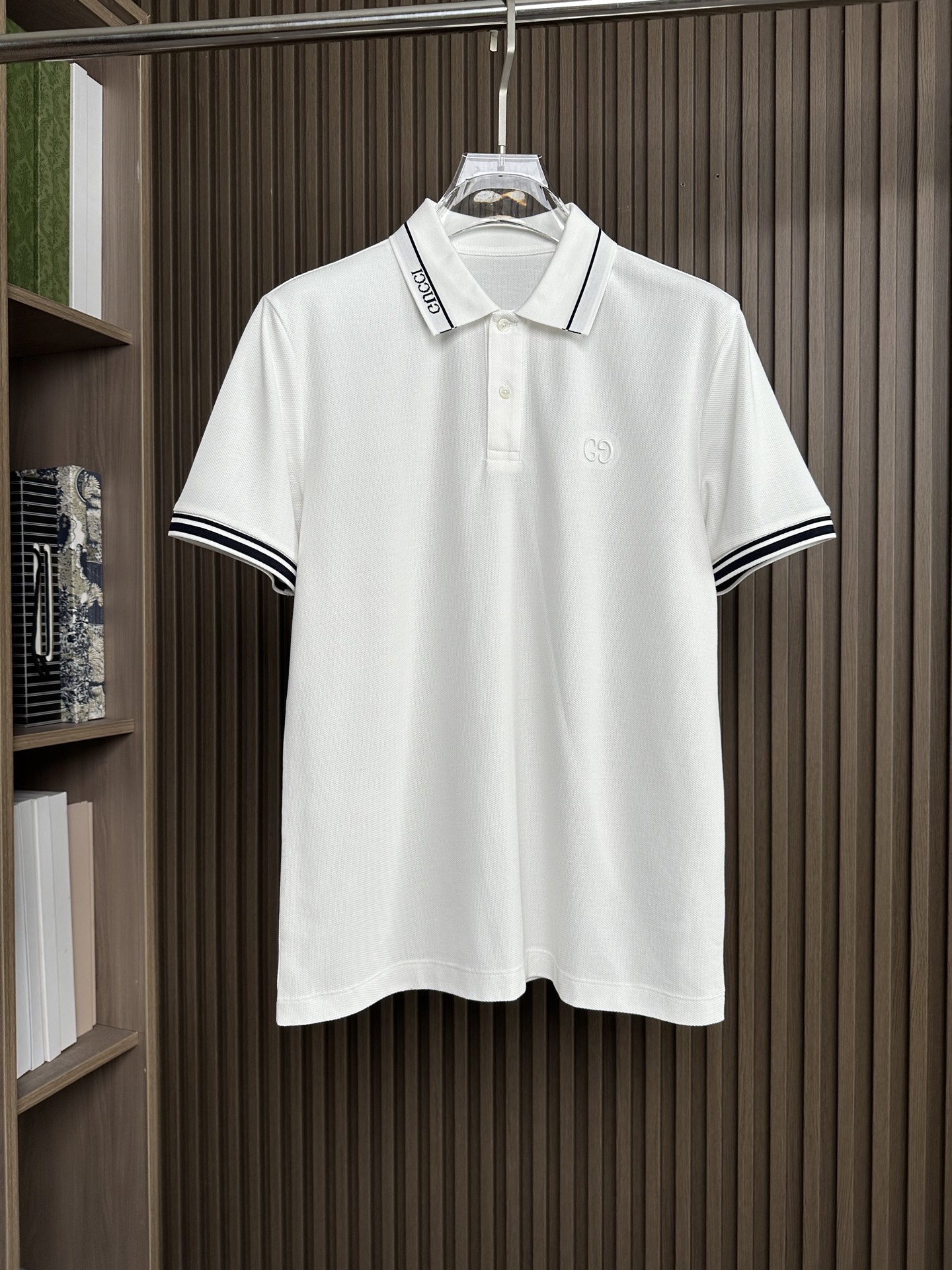 GUCCI古奇26SS春夏新款翻领短袖 原版定制 轻薄透气 上身丝滑舒适 领口，袖口条纹设计，高端大气经