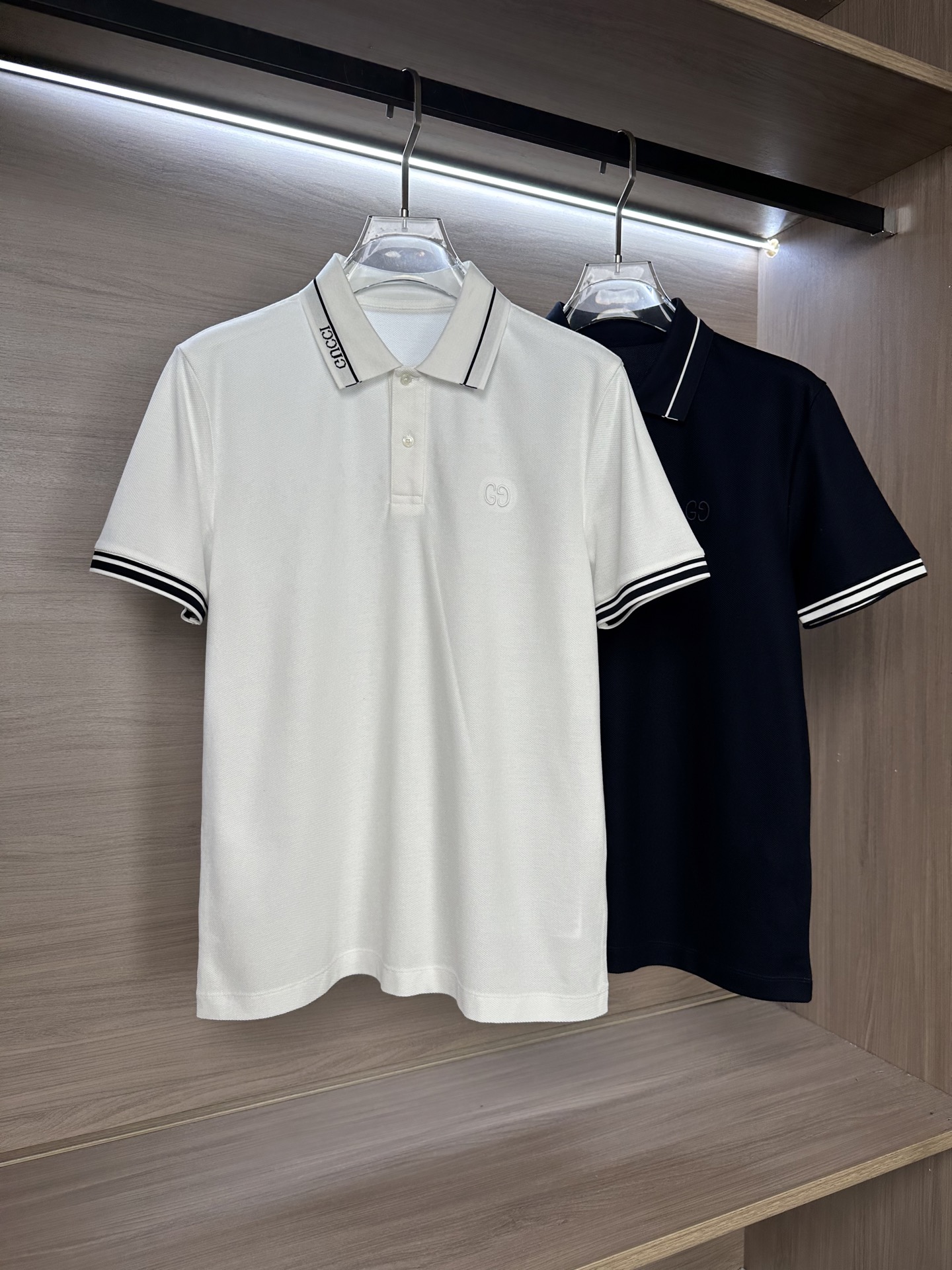 GUCCI古奇26SS春夏新款翻领短袖 原版定制 轻薄透气 上身丝滑舒适 领口，袖口条纹设计，高端大气经