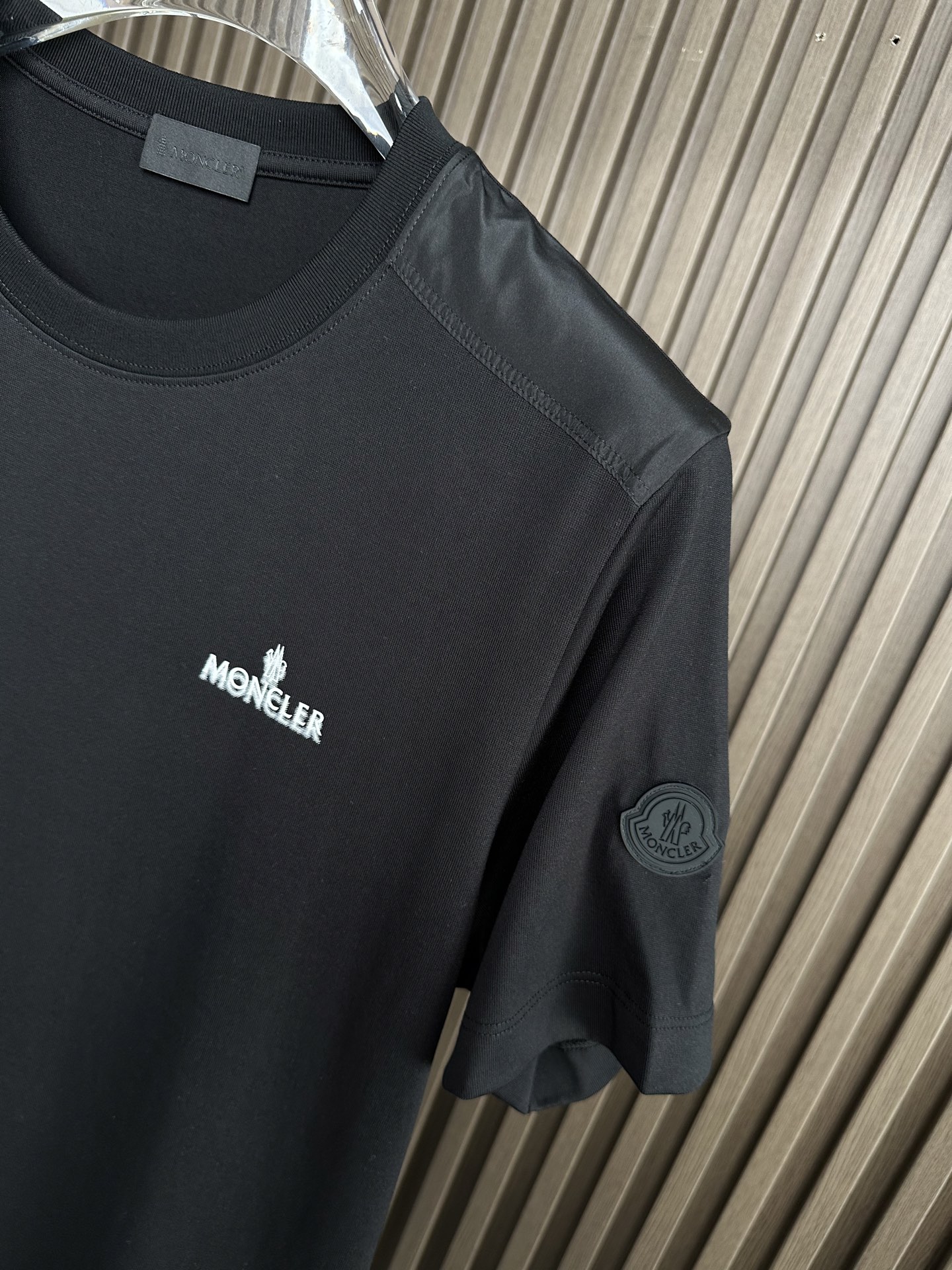 🔥MON蒙口男士时装款圆领短袖T恤，26SS春夏新品，超火爆人气单品！极符合巴美学基调的一款T恤，造型设
