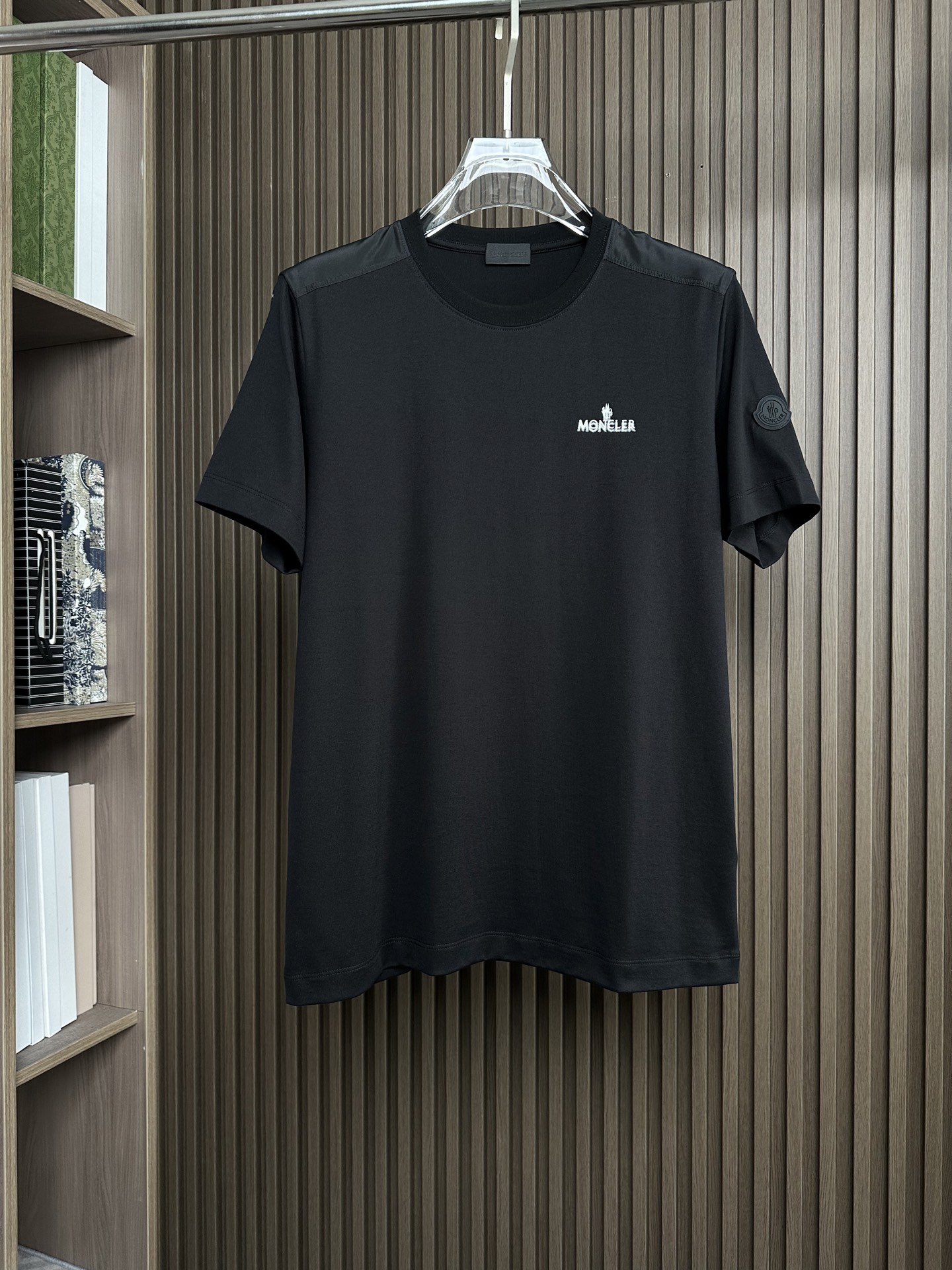 🔥MON蒙口男士时装款圆领短袖T恤，26SS春夏新品，超火爆人气单品！极符合巴美学基调的一款T恤，造型设