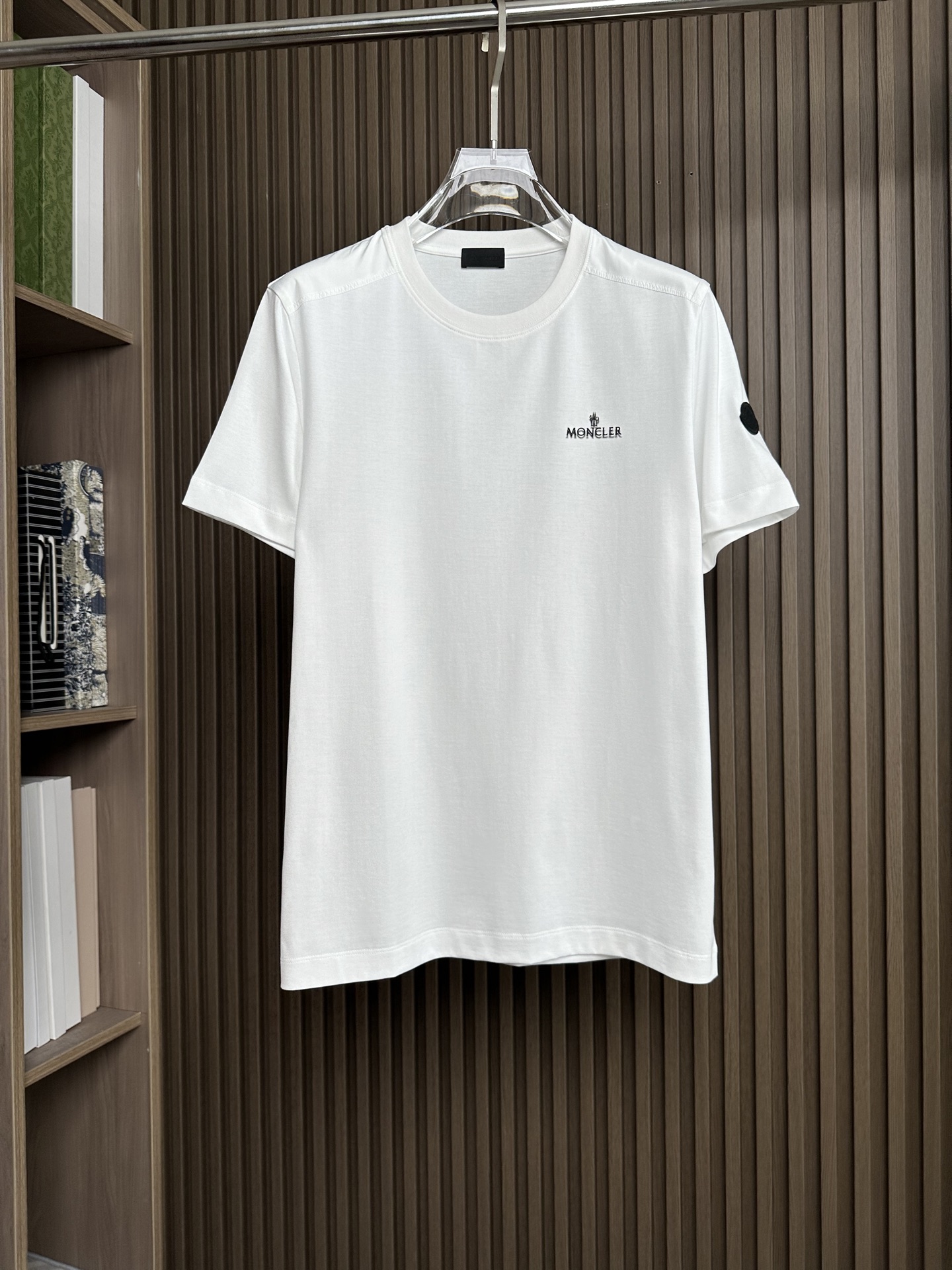 🔥MON蒙口男士时装款圆领短袖T恤，26SS春夏新品，超火爆人气单品！极符合巴美学基调的一款T恤，造型设