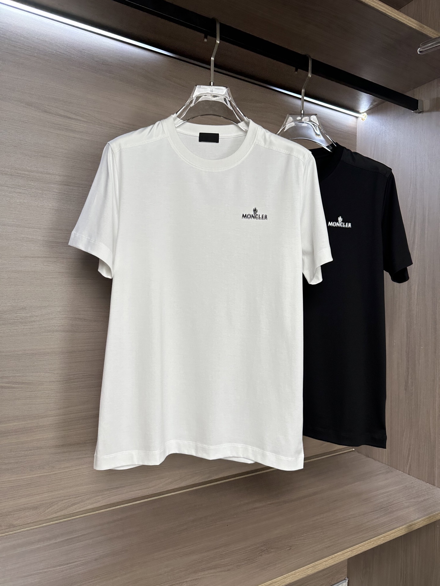 🔥MON蒙口男士时装款圆领短袖T恤，26SS春夏新品，超火爆人气单品！极符合巴美学基调的一款T恤，造型设