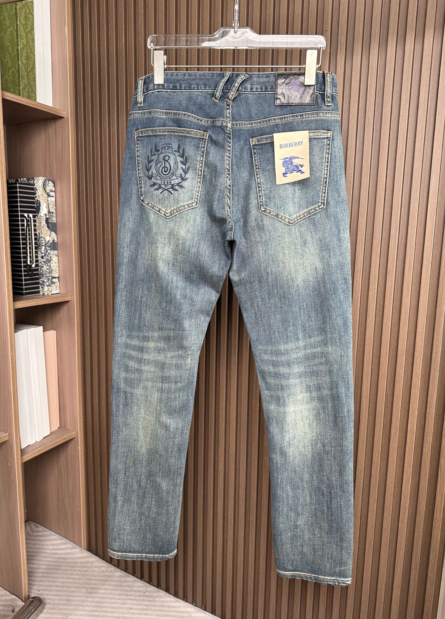 🔥Burberry 巴宝莉26SS春夏新款五袋款牛仔裤，面料精选高弹牛仔面料 轻薄柔软舒适 定制高端五金