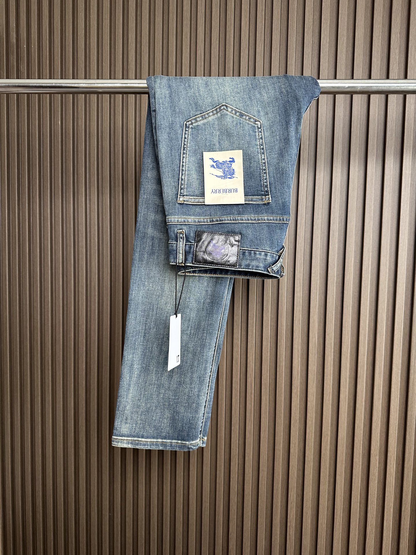 🔥Burberry 巴宝莉26SS春夏新款五袋款牛仔裤，面料精选高弹牛仔面料 轻薄柔软舒适 定制高端五金