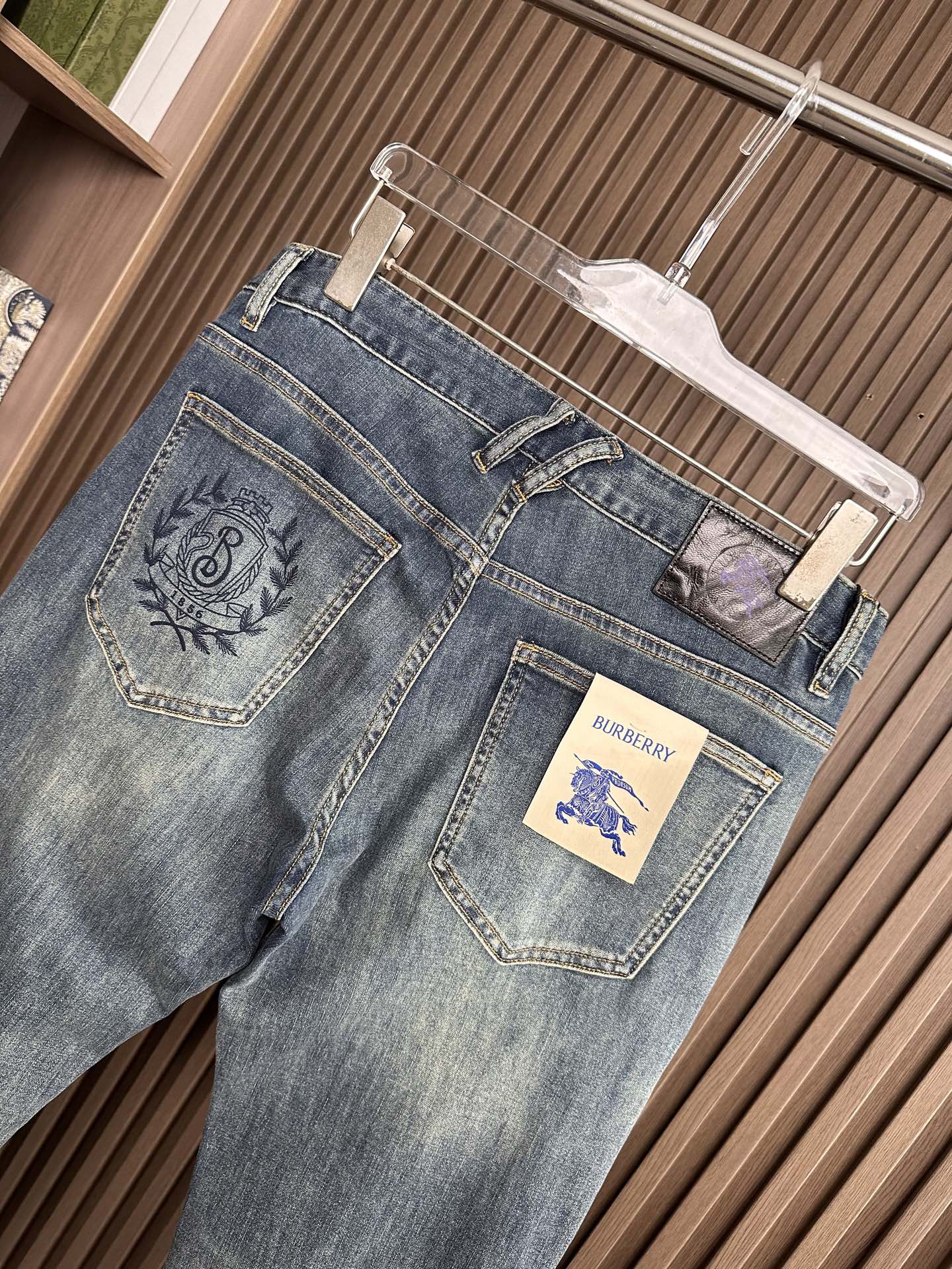 🔥Burberry 巴宝莉26SS春夏新款五袋款牛仔裤，面料精选高弹牛仔面料 轻薄柔软舒适 定制高端五金