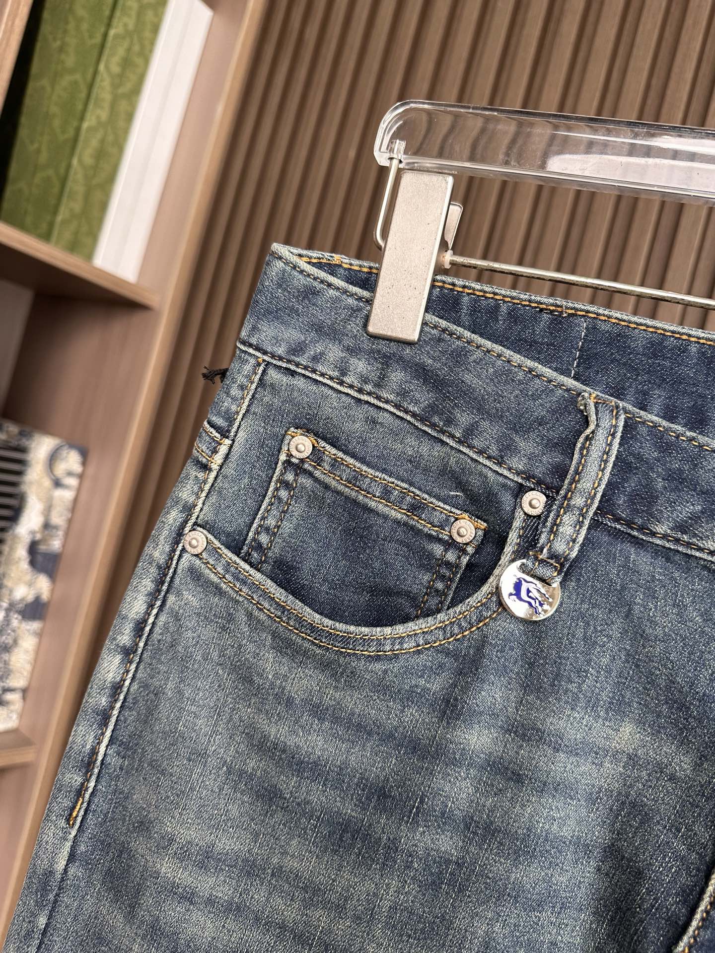 🔥Burberry 巴宝莉26SS春夏新款五袋款牛仔裤，面料精选高弹牛仔面料 轻薄柔软舒适 定制高端五金