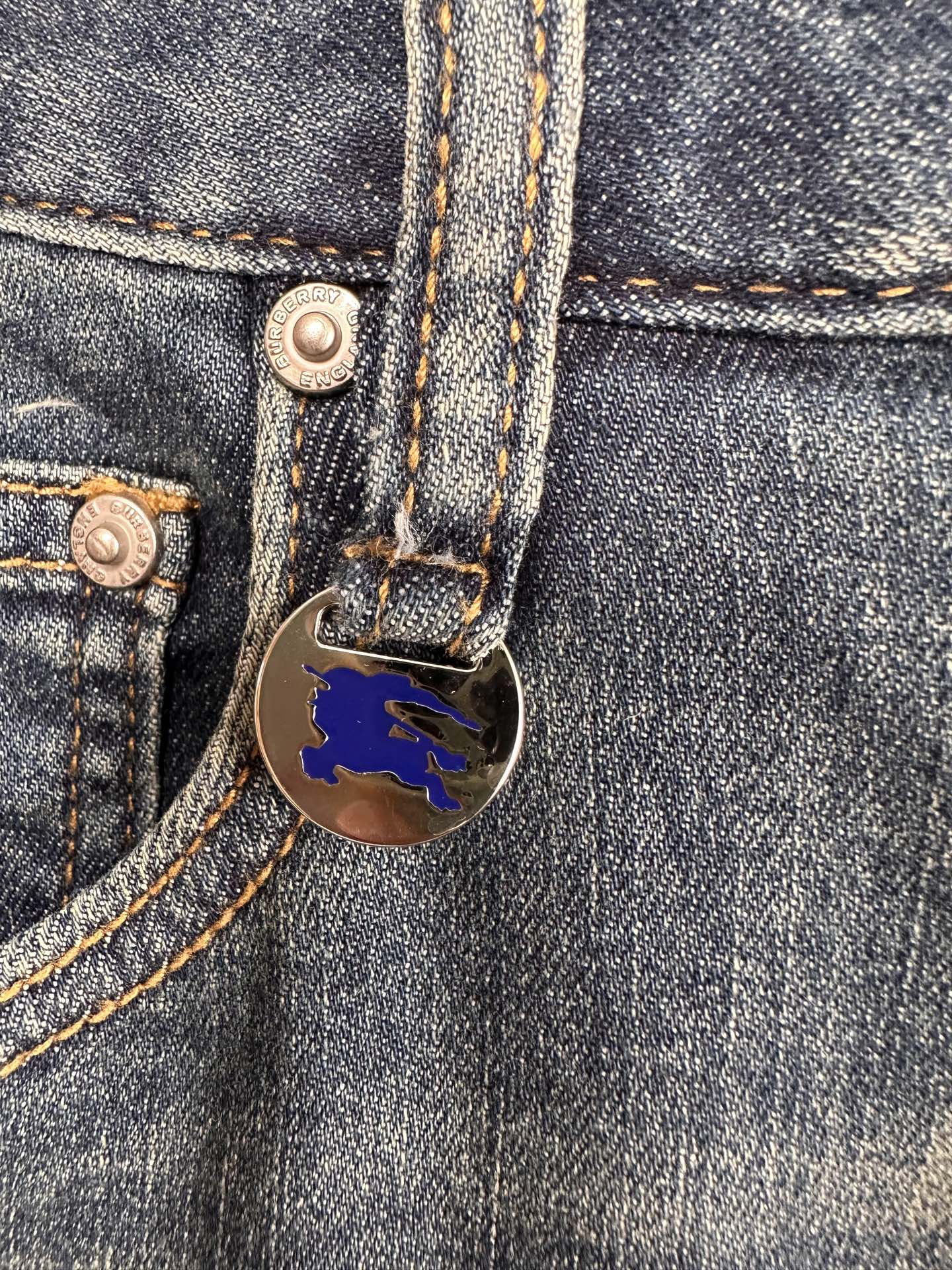 🔥Burberry 巴宝莉26SS春夏新款五袋款牛仔裤，面料精选高弹牛仔面料 轻薄柔软舒适 定制高端五金