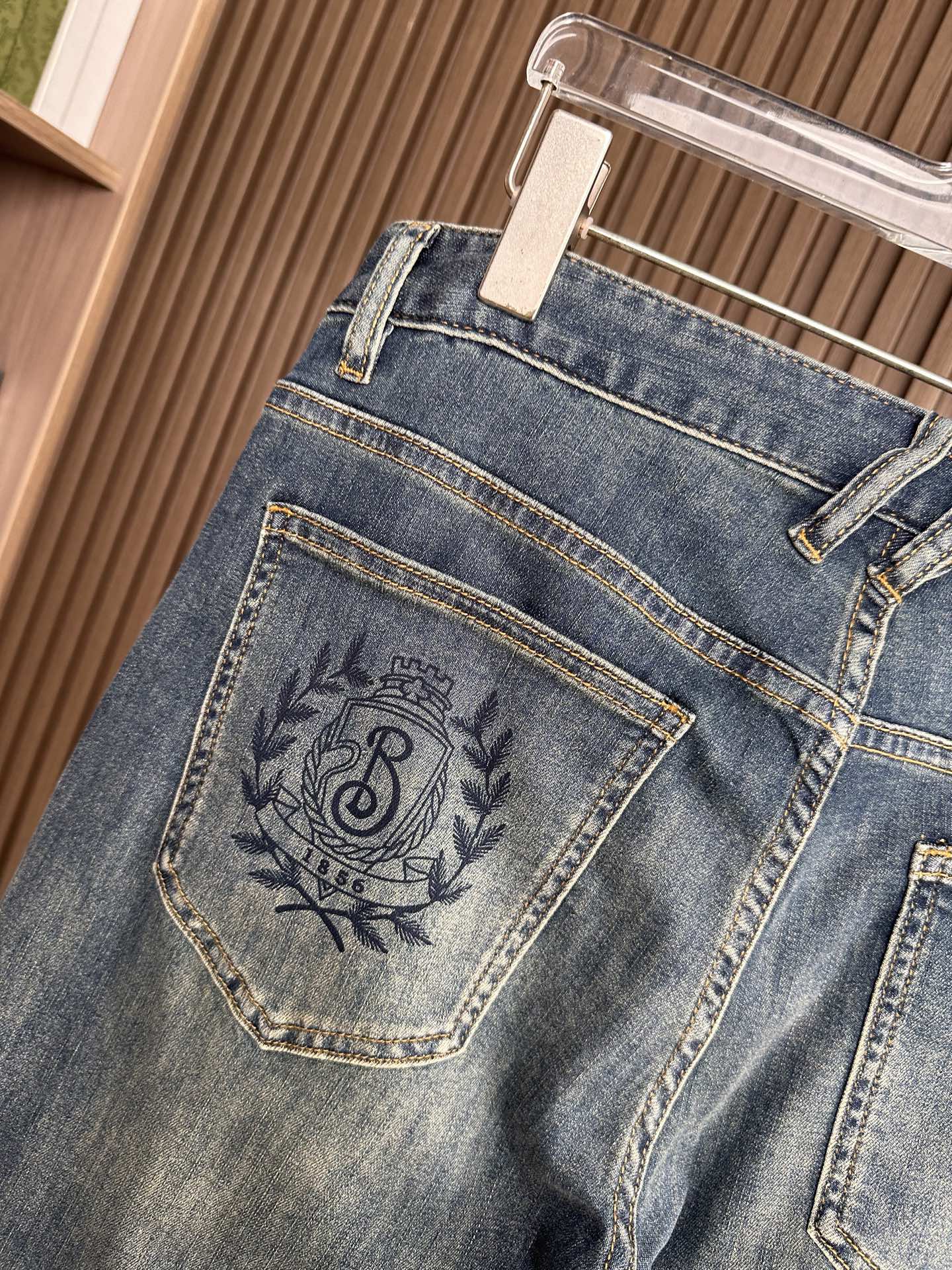 🔥Burberry 巴宝莉26SS春夏新款五袋款牛仔裤，面料精选高弹牛仔面料 轻薄柔软舒适 定制高端五金