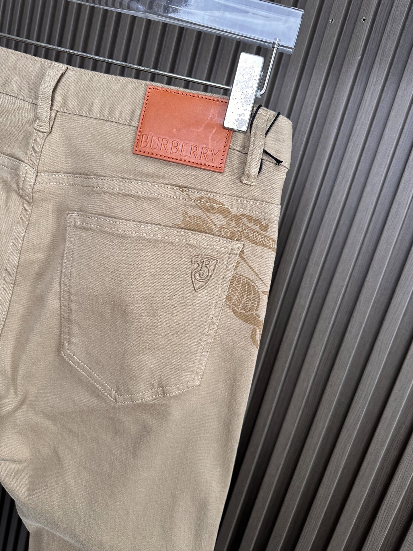 🔥Burberry 巴宝莉26SS春夏新款五袋款牛仔裤，面料精选高弹牛仔面料 轻薄柔软舒适 定制高端五金