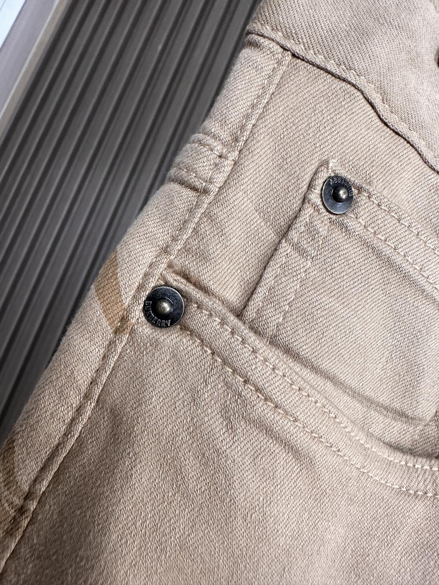 🔥Burberry 巴宝莉26SS春夏新款五袋款牛仔裤，面料精选高弹牛仔面料 轻薄柔软舒适 定制高端五金