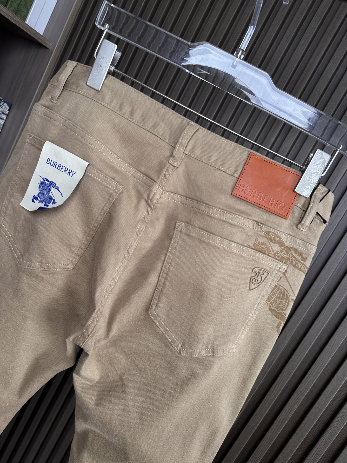 🔥Burberry 巴宝莉26SS春夏新款五袋款牛仔裤，面料精选高弹牛仔面料 轻薄柔软舒适 定制高端五金