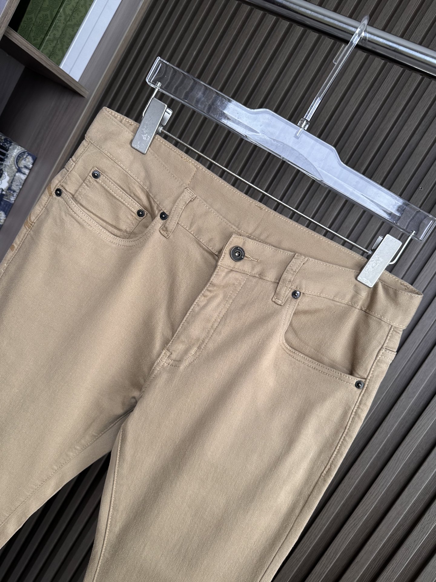 🔥Burberry 巴宝莉26SS春夏新款五袋款牛仔裤，面料精选高弹牛仔面料 轻薄柔软舒适 定制高端五金