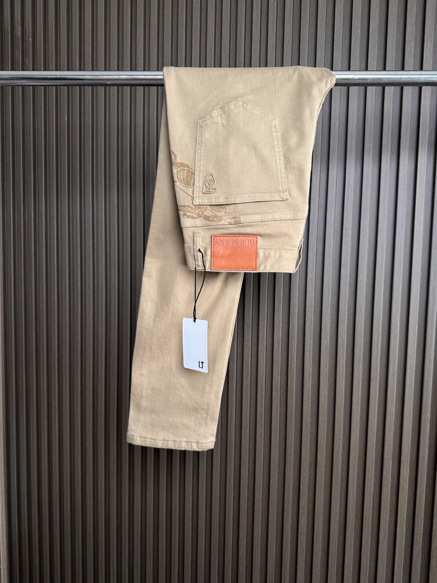 🔥Burberry 巴宝莉26SS春夏新款五袋款牛仔裤，面料精选高弹牛仔面料 轻薄柔软舒适 定制高端五金