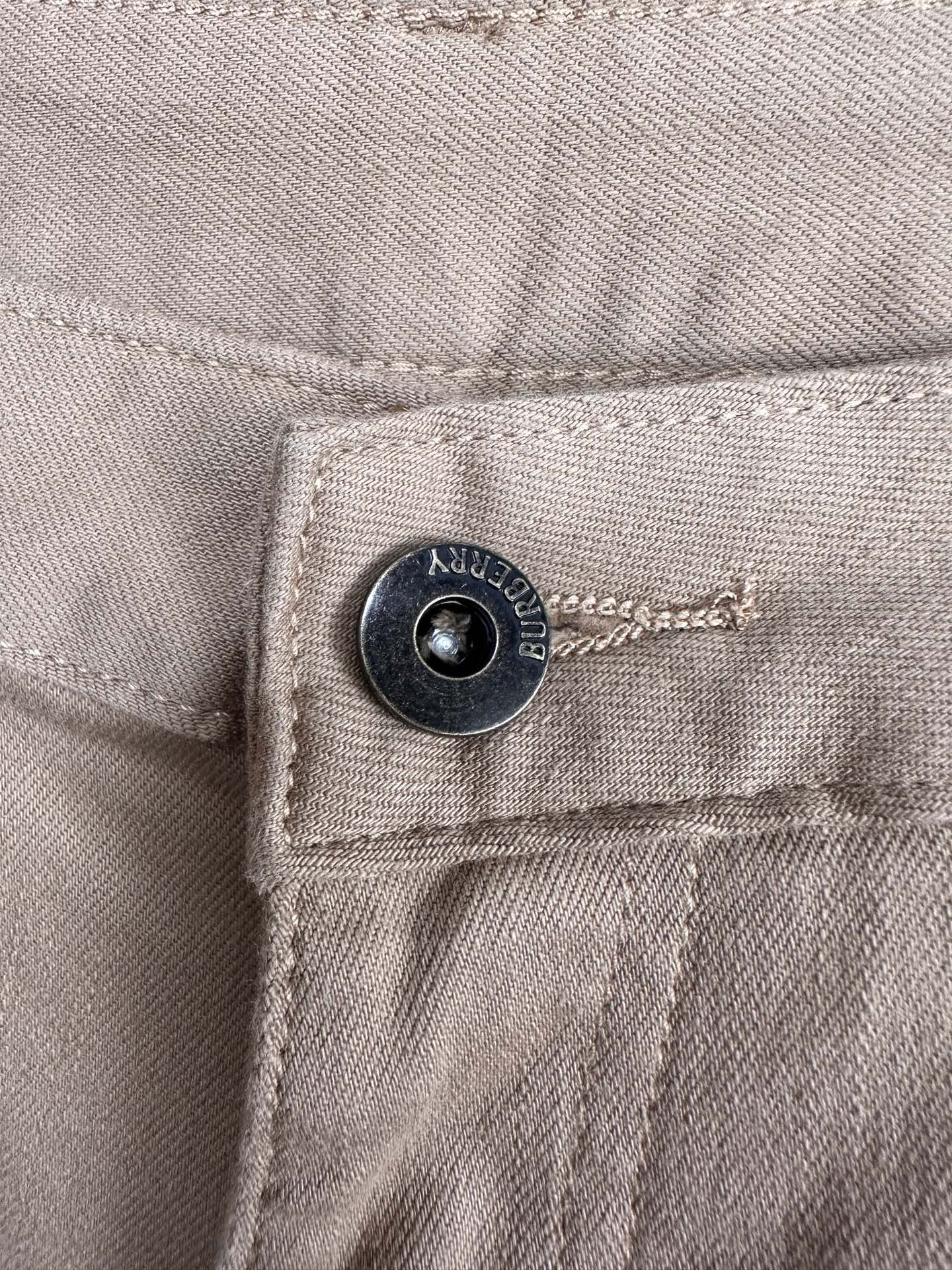 🔥Burberry 巴宝莉26SS春夏新款五袋款牛仔裤，面料精选高弹牛仔面料 轻薄柔软舒适 定制高端五金