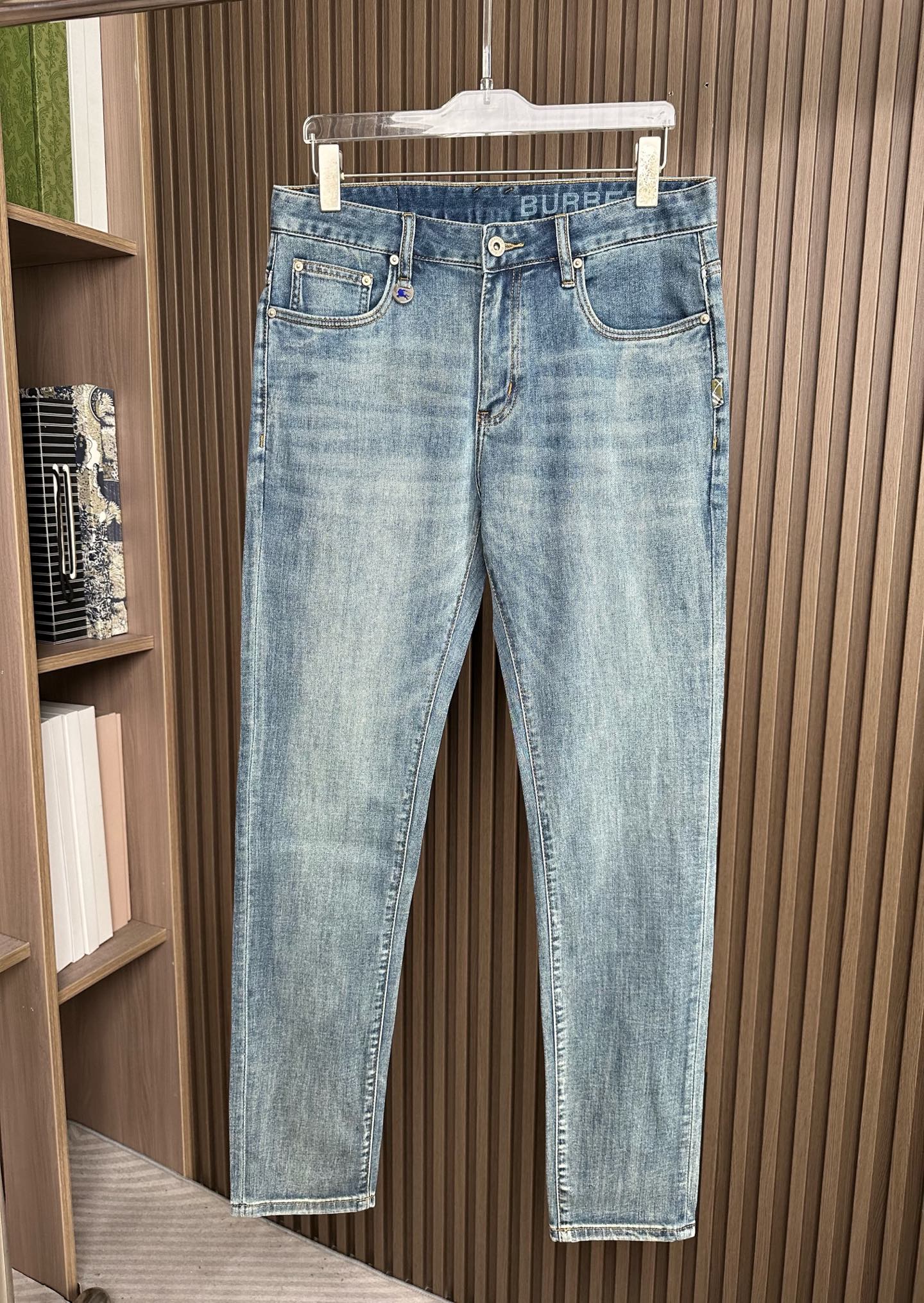 🔥Burberry 巴宝莉26SS春夏新款五袋款牛仔裤，面料精选高弹牛仔面料 轻薄柔软舒适 定制高端五金