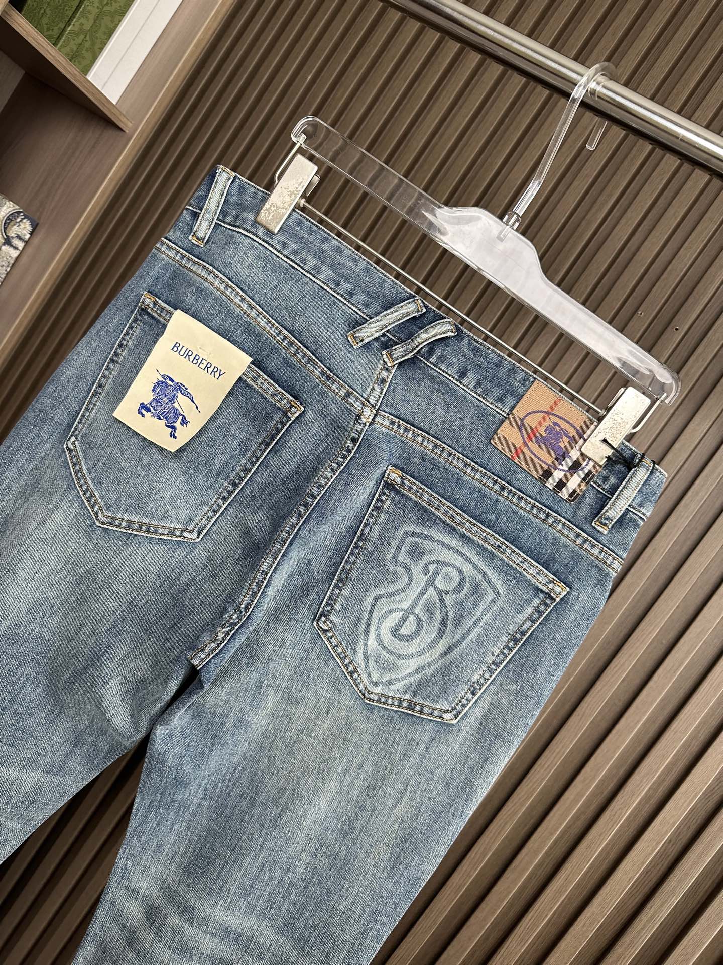 🔥Burberry 巴宝莉26SS春夏新款五袋款牛仔裤，面料精选高弹牛仔面料 轻薄柔软舒适 定制高端五金