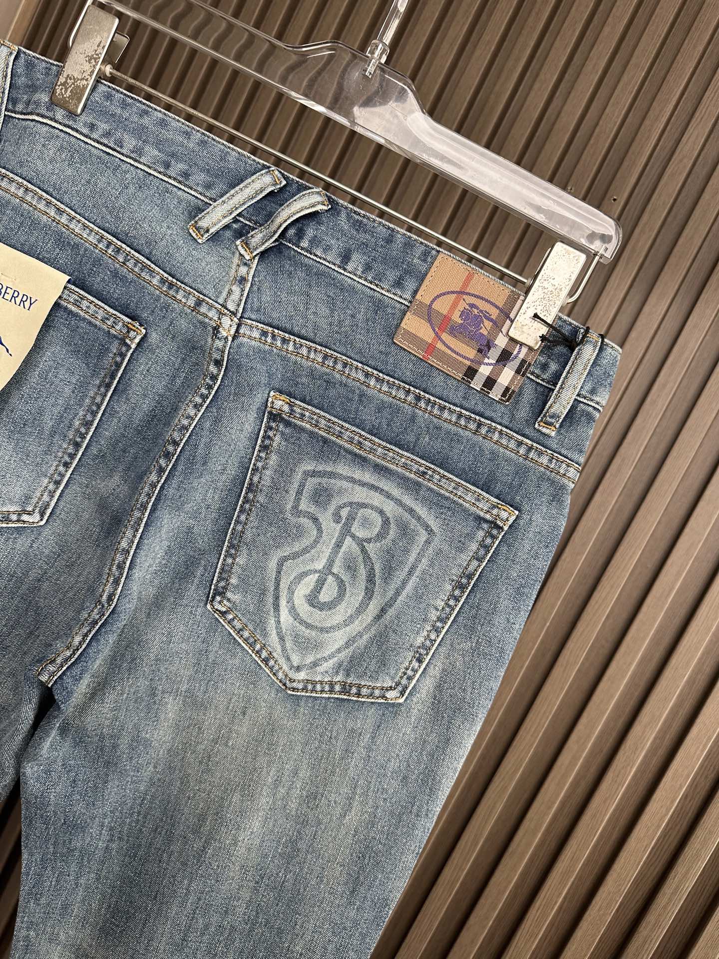 🔥Burberry 巴宝莉26SS春夏新款五袋款牛仔裤，面料精选高弹牛仔面料 轻薄柔软舒适 定制高端五金