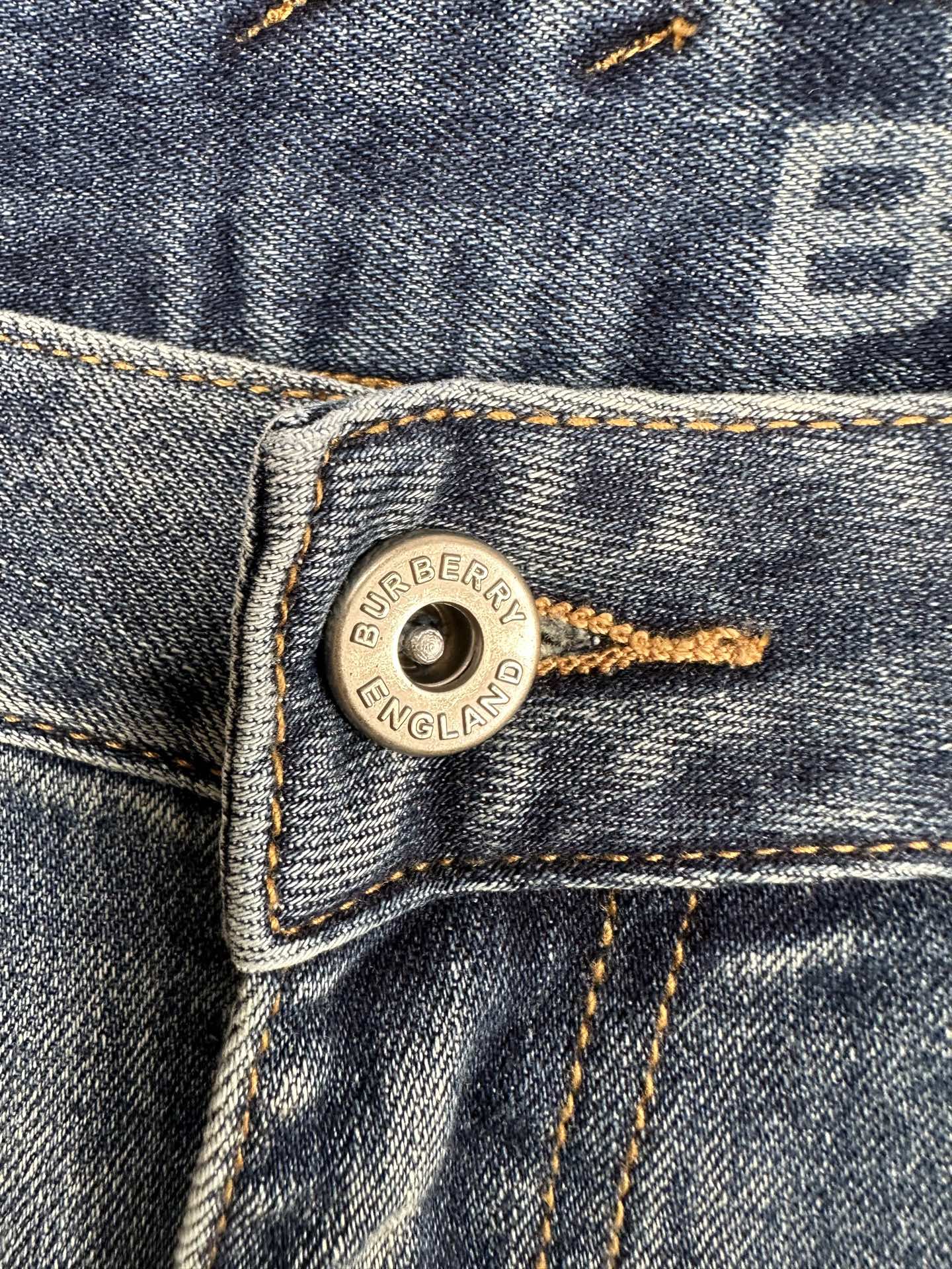 🔥Burberry 巴宝莉26SS春夏新款五袋款牛仔裤，面料精选高弹牛仔面料 轻薄柔软舒适 定制高端五金