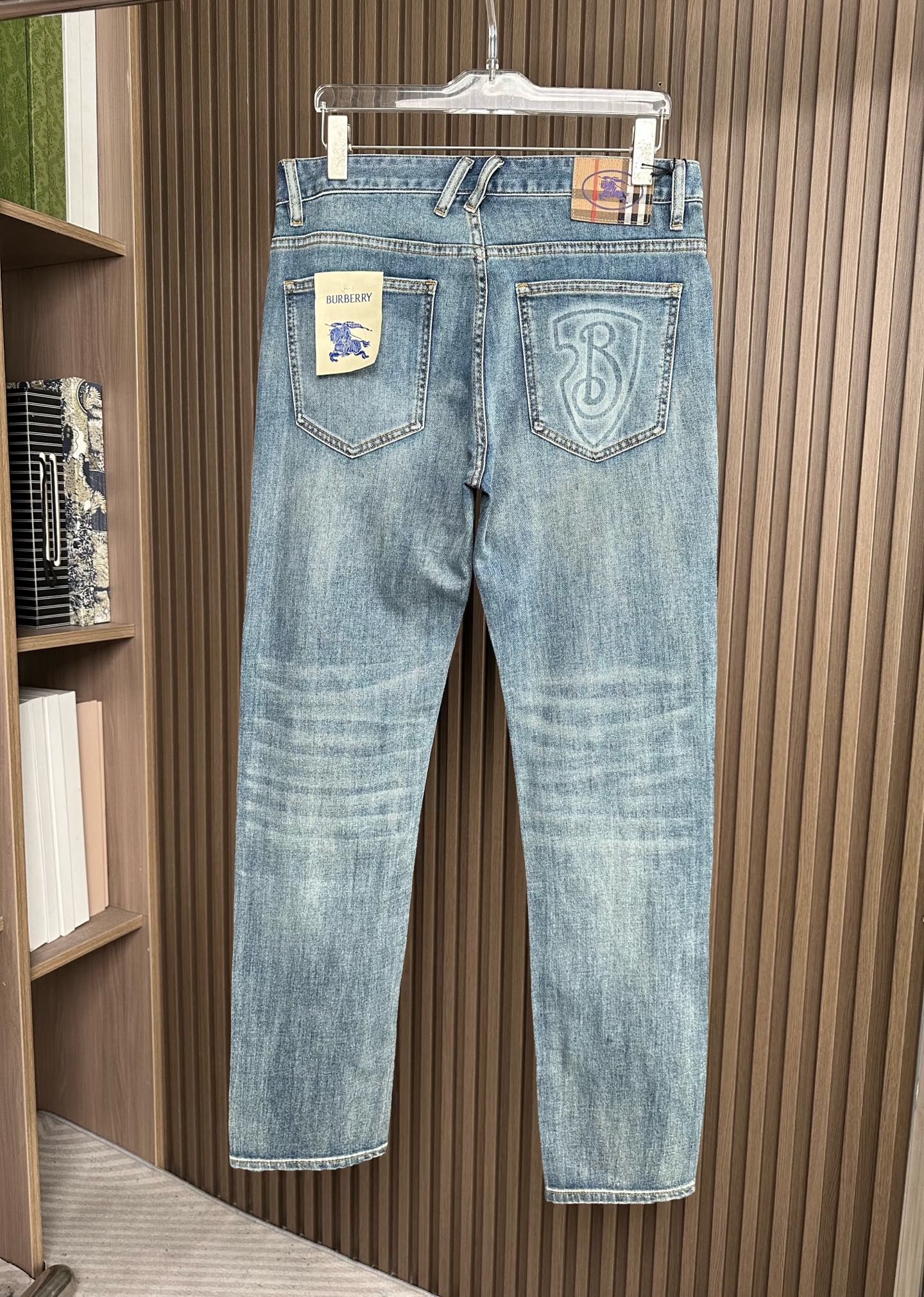 🔥Burberry 巴宝莉26SS春夏新款五袋款牛仔裤，面料精选高弹牛仔面料 轻薄柔软舒适 定制高端五金