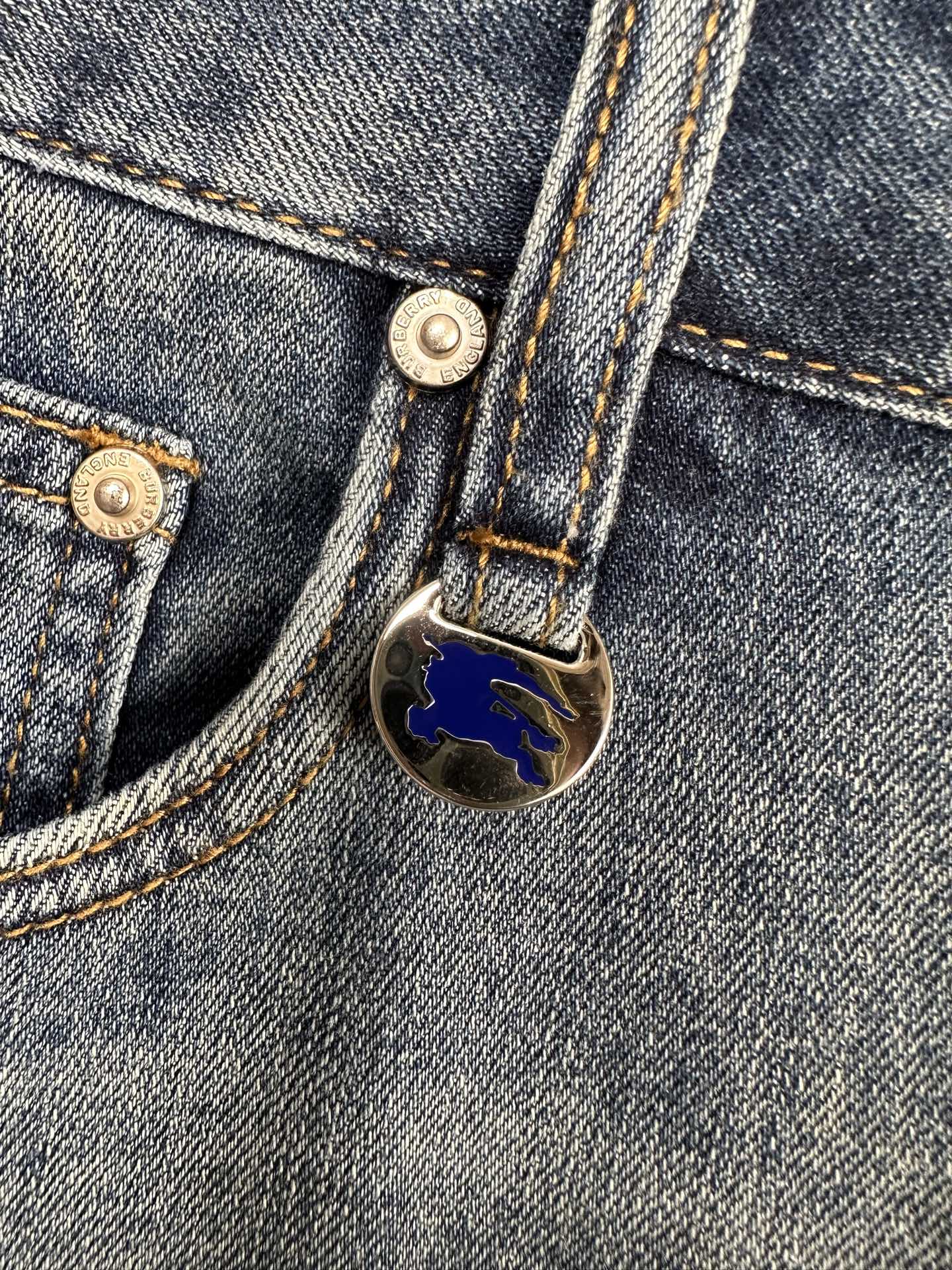 🔥Burberry 巴宝莉26SS春夏新款五袋款牛仔裤，面料精选高弹牛仔面料 轻薄柔软舒适 定制高端五金