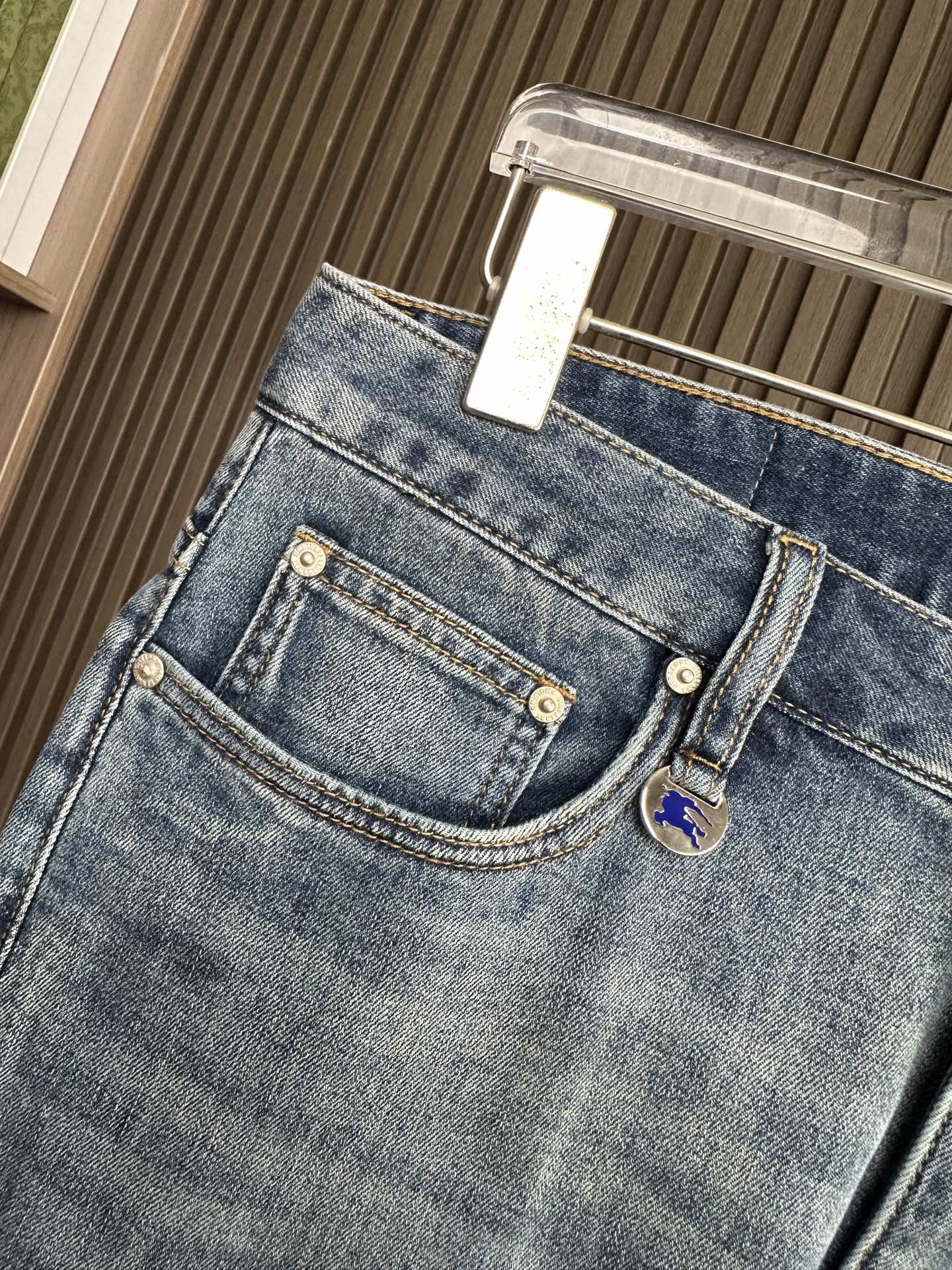 🔥Burberry 巴宝莉26SS春夏新款五袋款牛仔裤，面料精选高弹牛仔面料 轻薄柔软舒适 定制高端五金