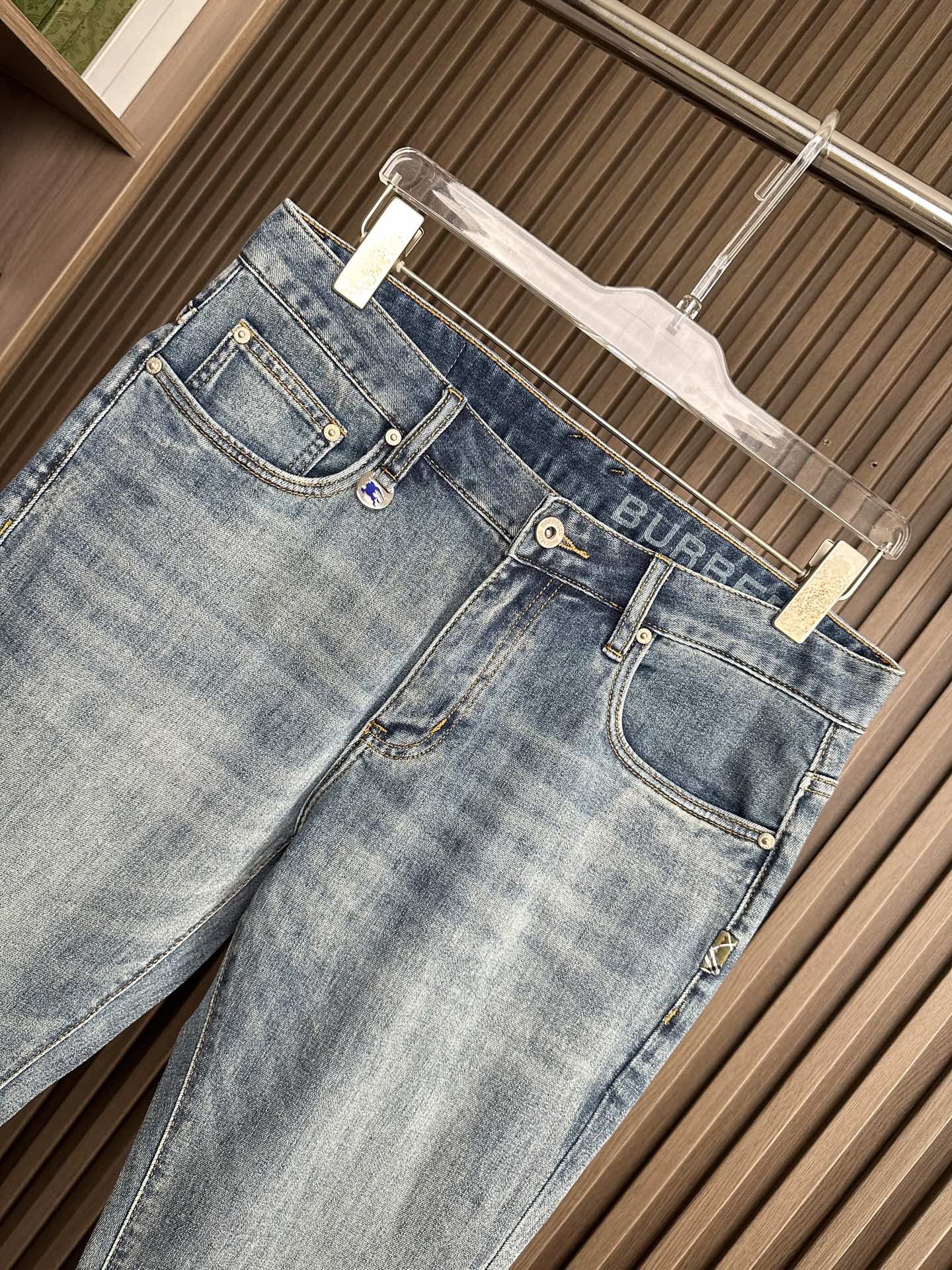 🔥Burberry 巴宝莉26SS春夏新款五袋款牛仔裤，面料精选高弹牛仔面料 轻薄柔软舒适 定制高端五金