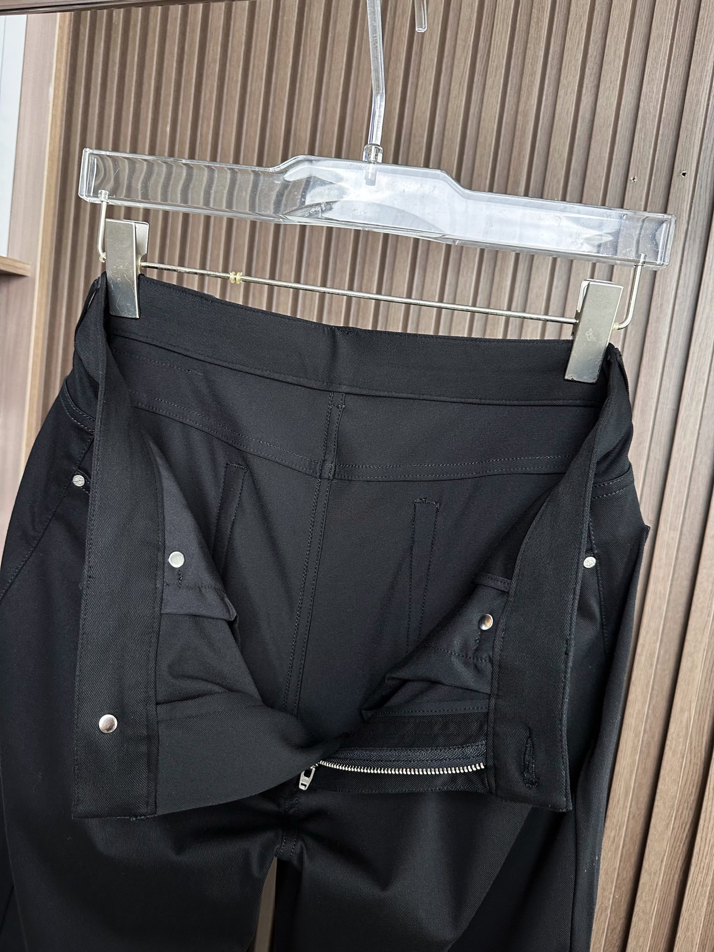 LOW罗意威26SS春夏新款休闲裤，高密度涤纶平纹四面弹面料，布面平整挺括🈶性，抗皱不易变形 ，不易褪色