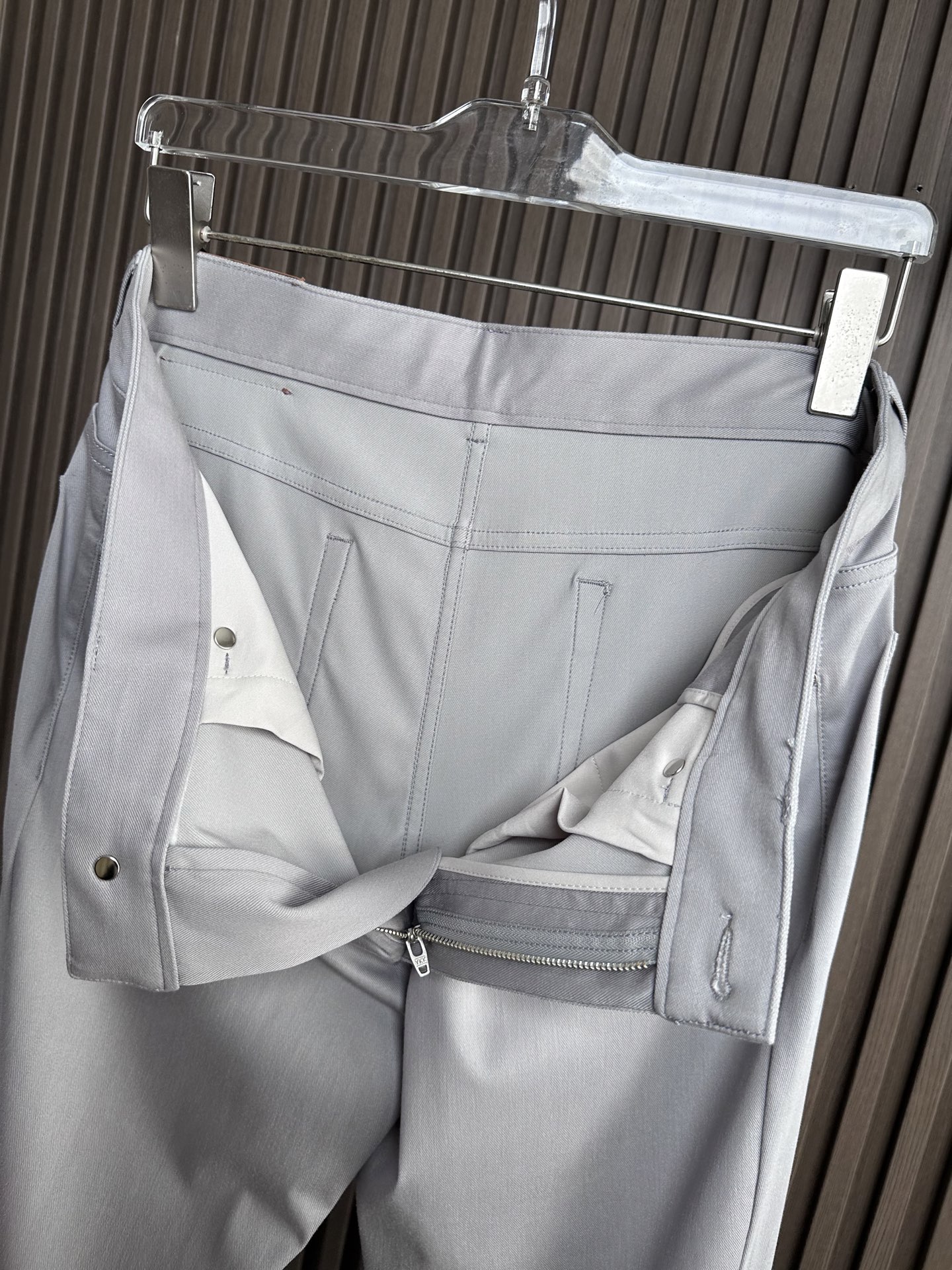 LOW罗意威26SS春夏新款休闲裤，高密度涤纶平纹四面弹面料，布面平整挺括🈶性，抗皱不易变形 ，不易褪色